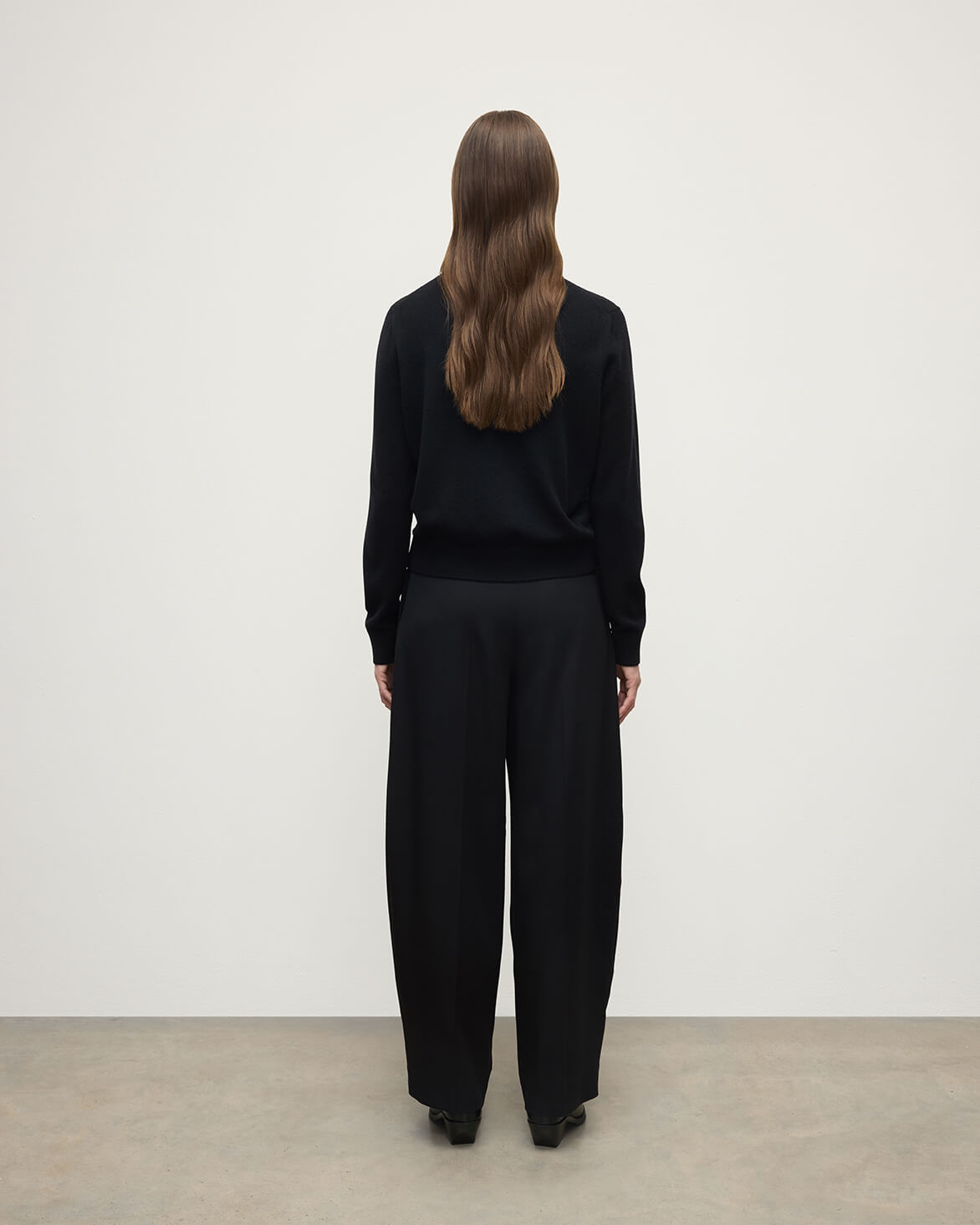 Johnstons of Elgin - Classic Cashmere Black Round Neck Jumper