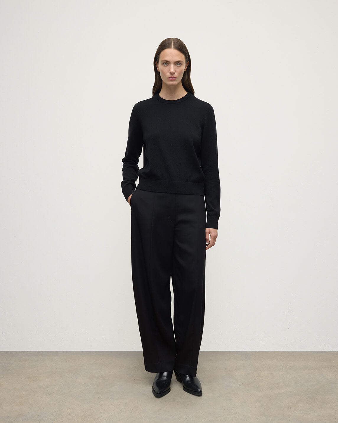 Johnstons of Elgin - Classic Cashmere Black Round Neck Jumper