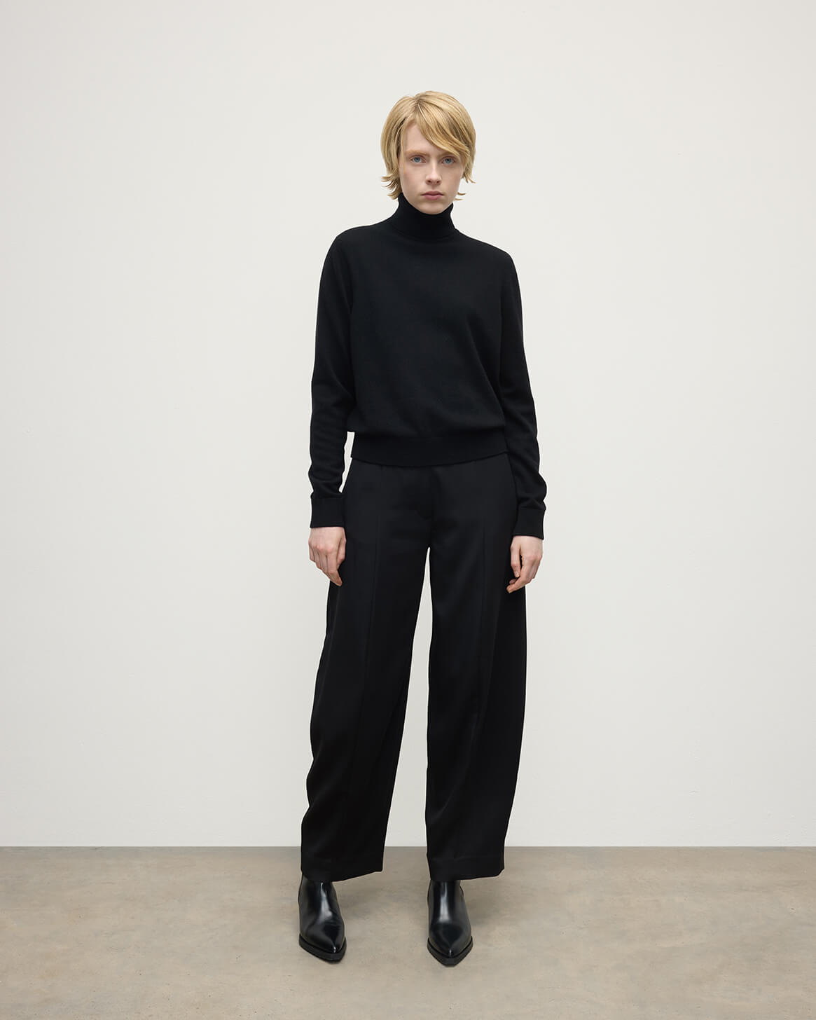 Johnstons of Elgin - Classic Cashmere Black Roll Neck Jumper
