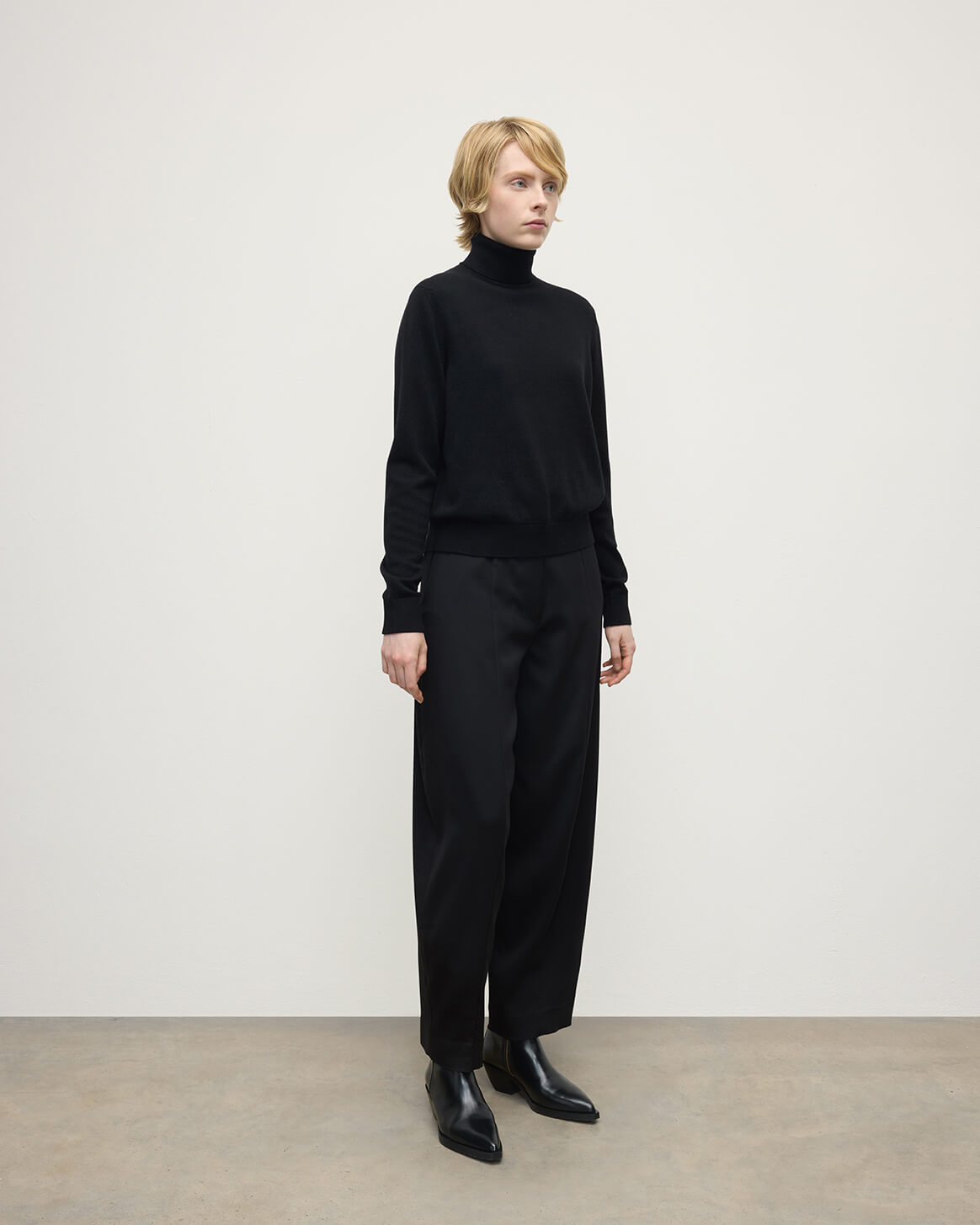 Johnstons of Elgin - Classic Cashmere Black Roll Neck Jumper