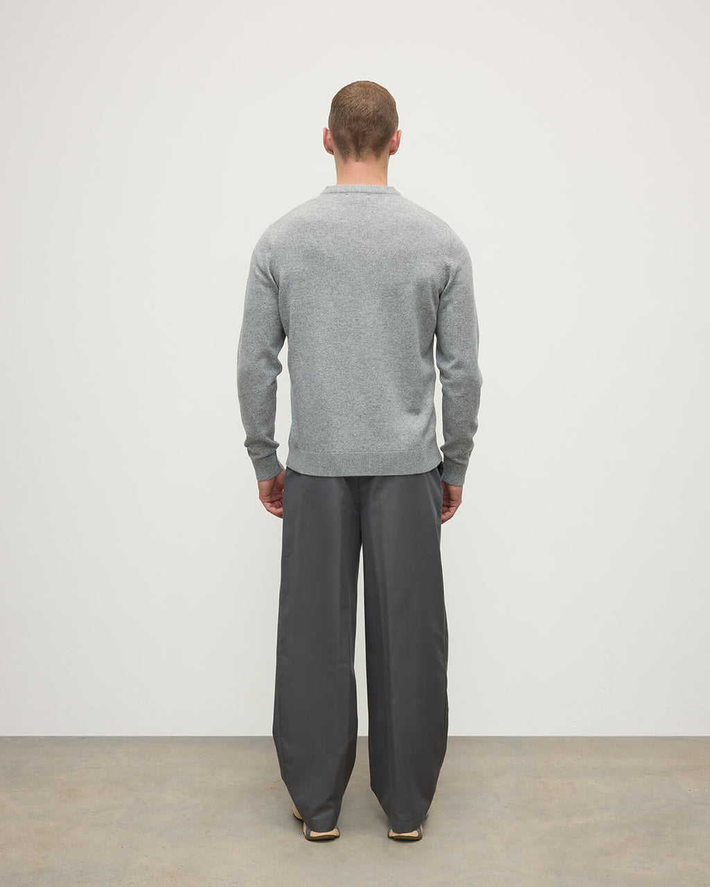 Johnstons of Elgin - Rory Light Grey Classic Cashmere V - Neck Jumper