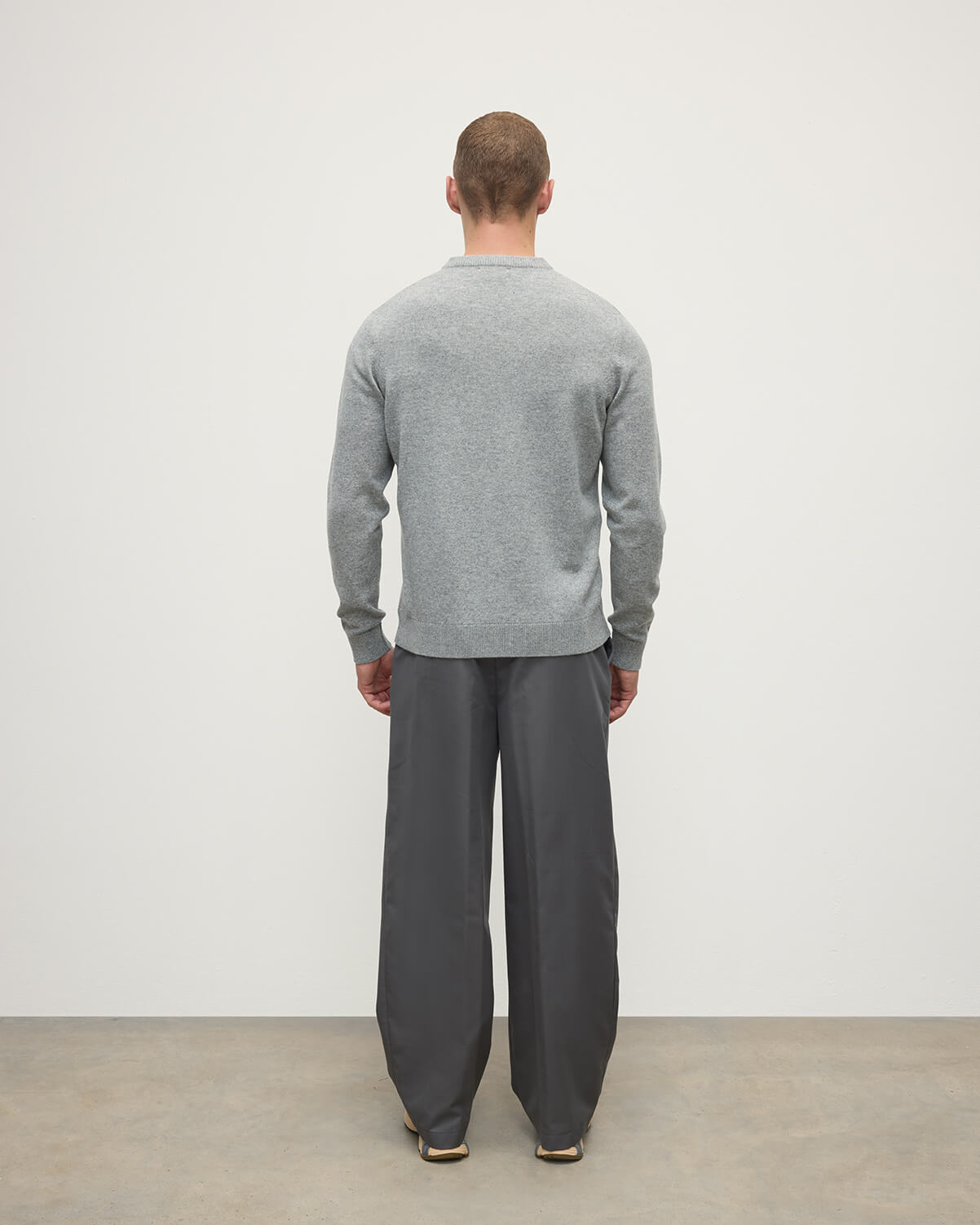 Johnstons of Elgin - Rory Light Grey Classic Cashmere V - Neck Jumper