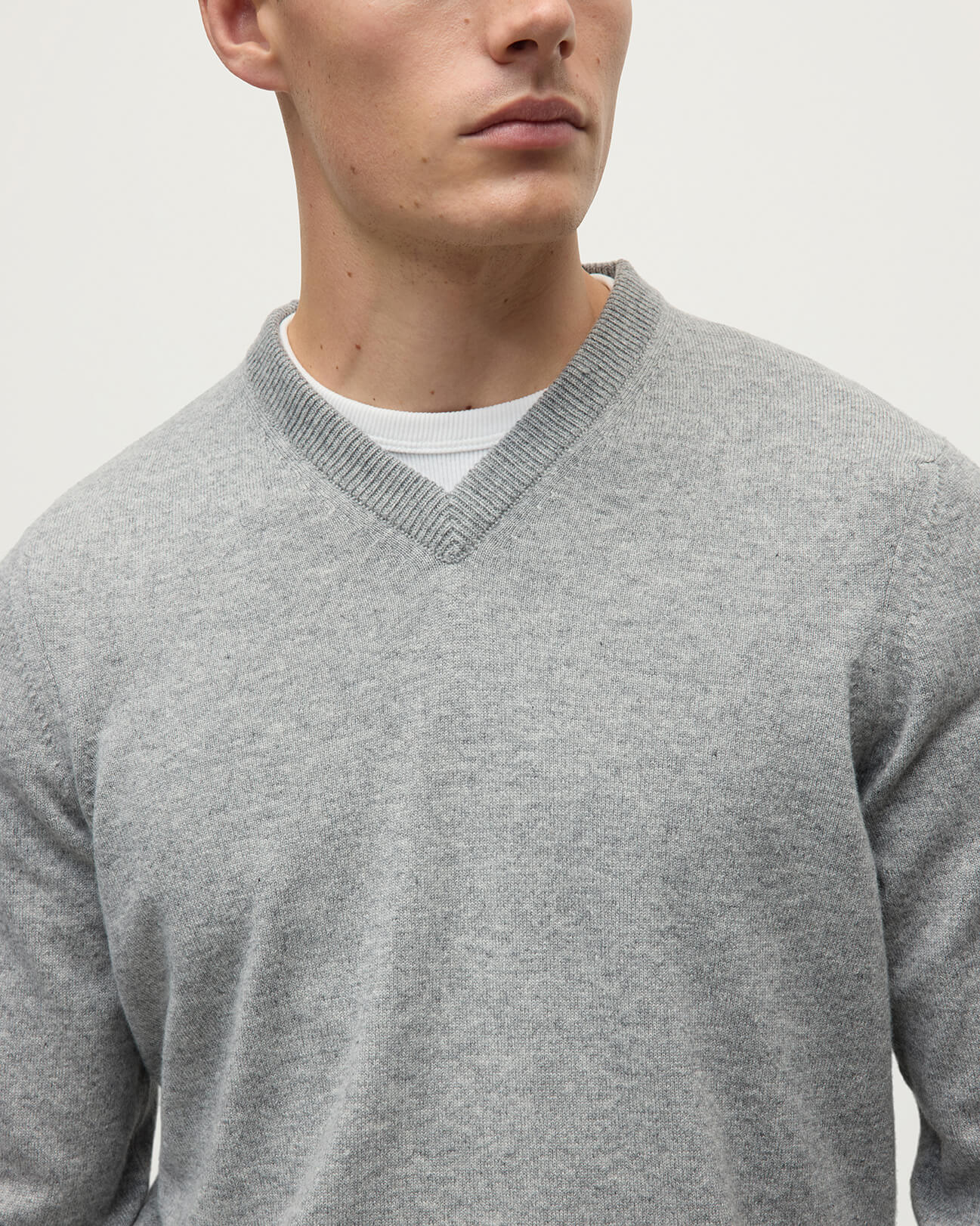 Johnstons of Elgin - Rory Light Grey Classic Cashmere V - Neck Jumper
