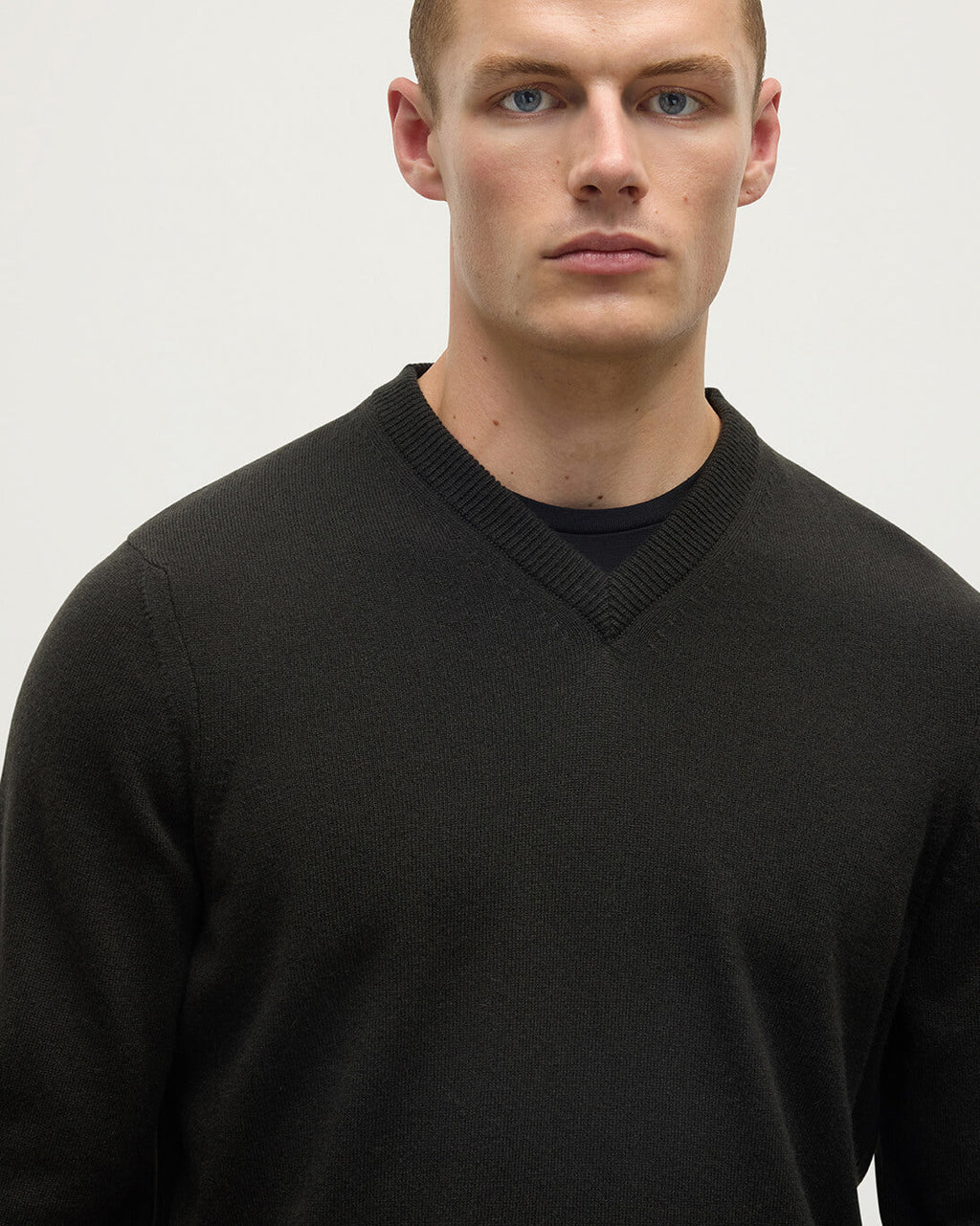 Johnstons of Elgin - Classic Cashmere Dark Grey V Neck Jumper