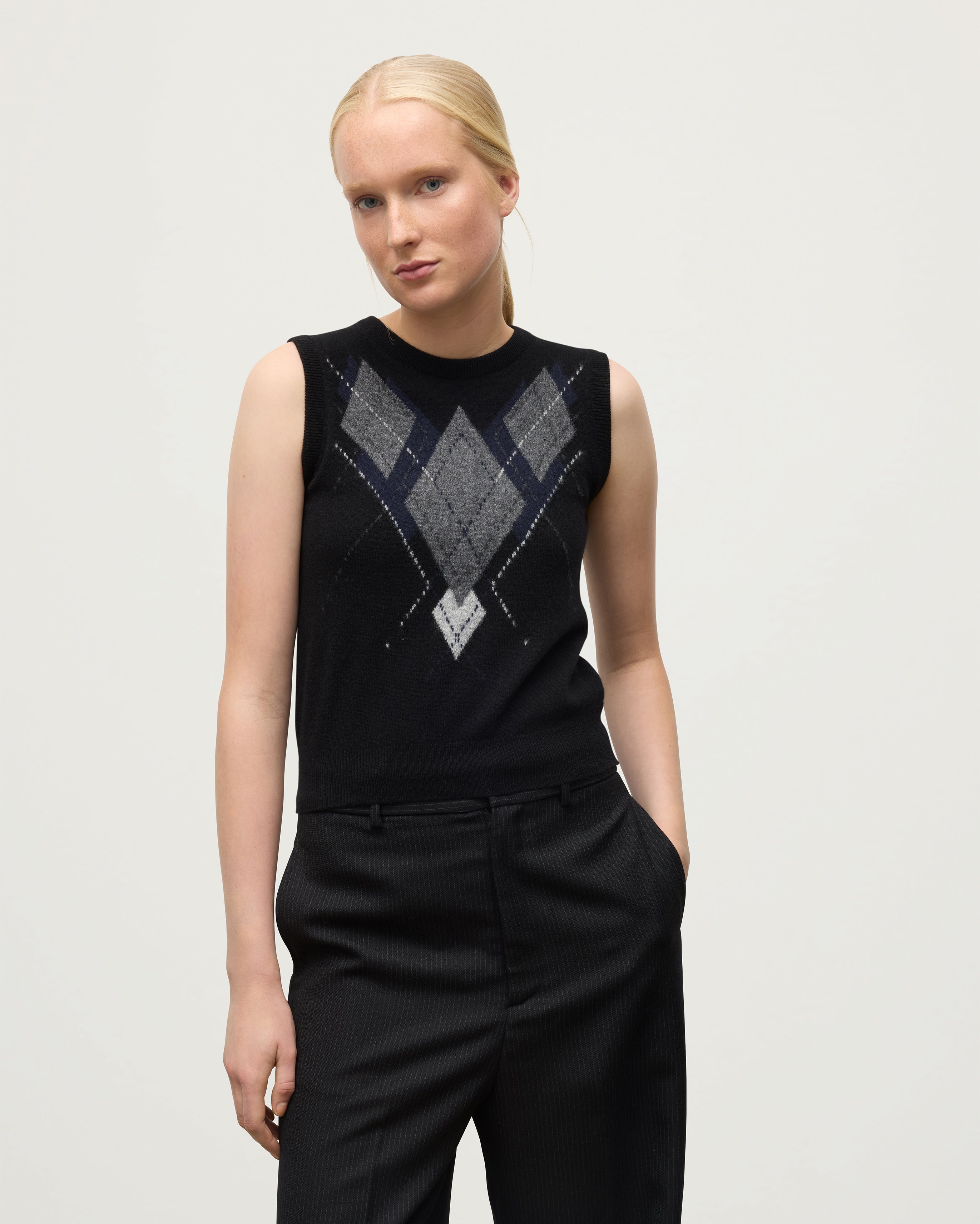 Johnstons of Elgin - Le Jabots Black Cashmere Tank