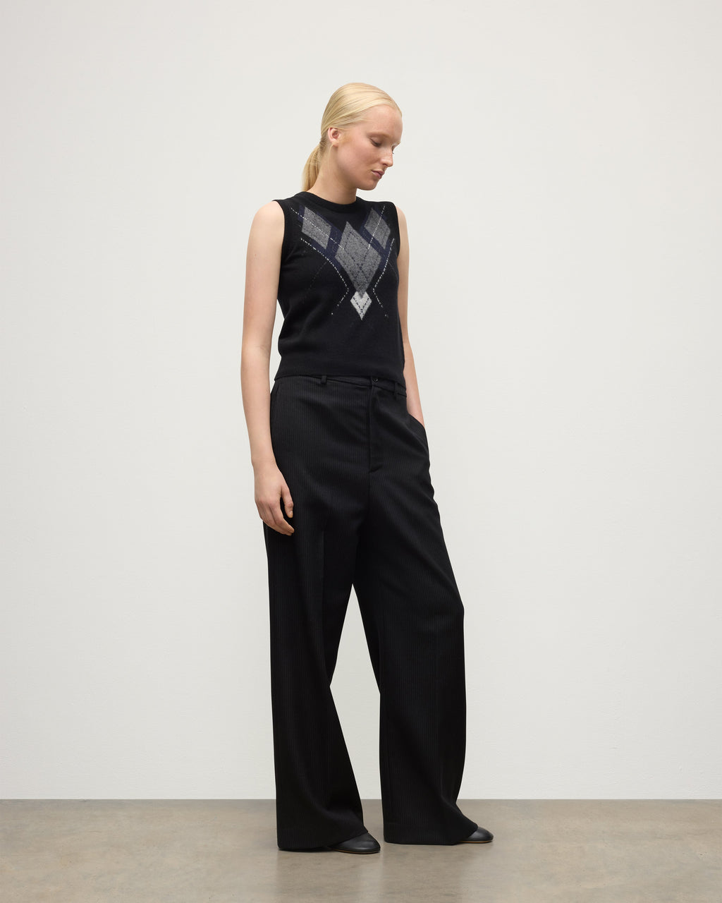 Johnstons of Elgin - Le Jabots Black Cashmere Tank
