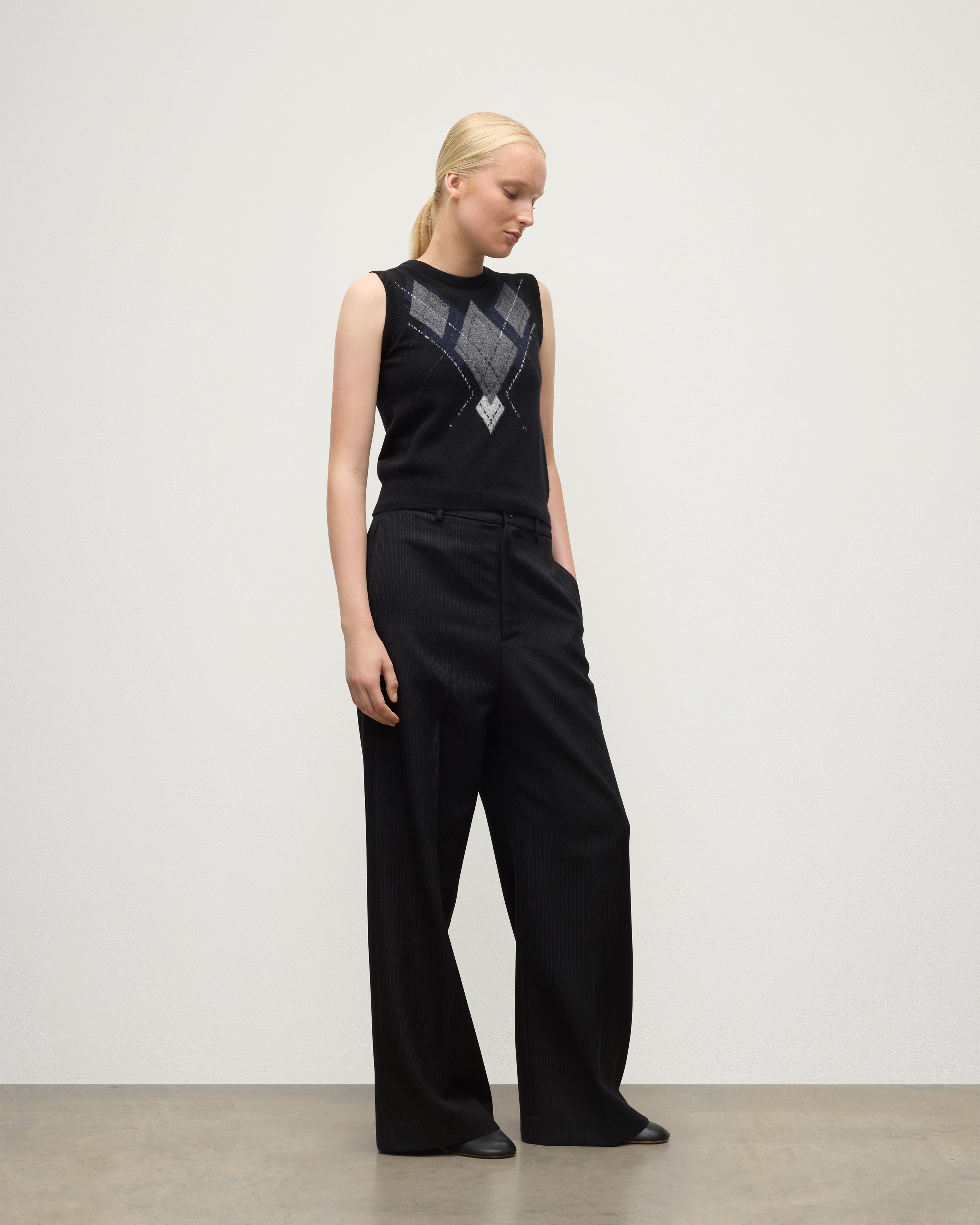 Johnstons of Elgin - Le Jabots Black Cashmere Tank