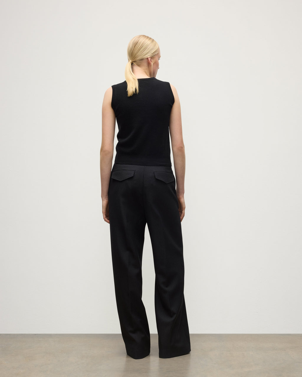 Johnstons of Elgin - Le Jabots Black Cashmere Tank