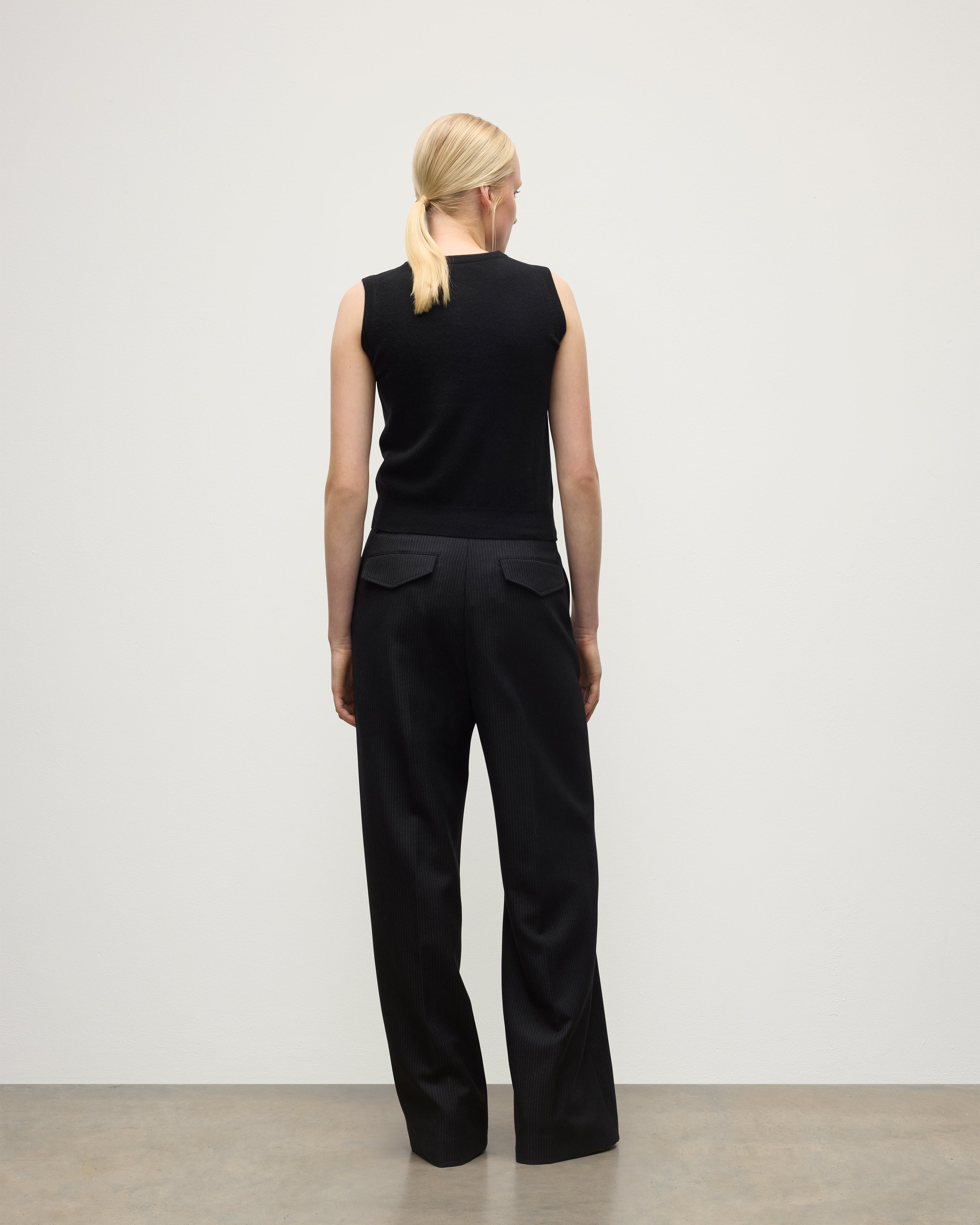 Johnstons of Elgin - Le Jabots Black Cashmere Tank
