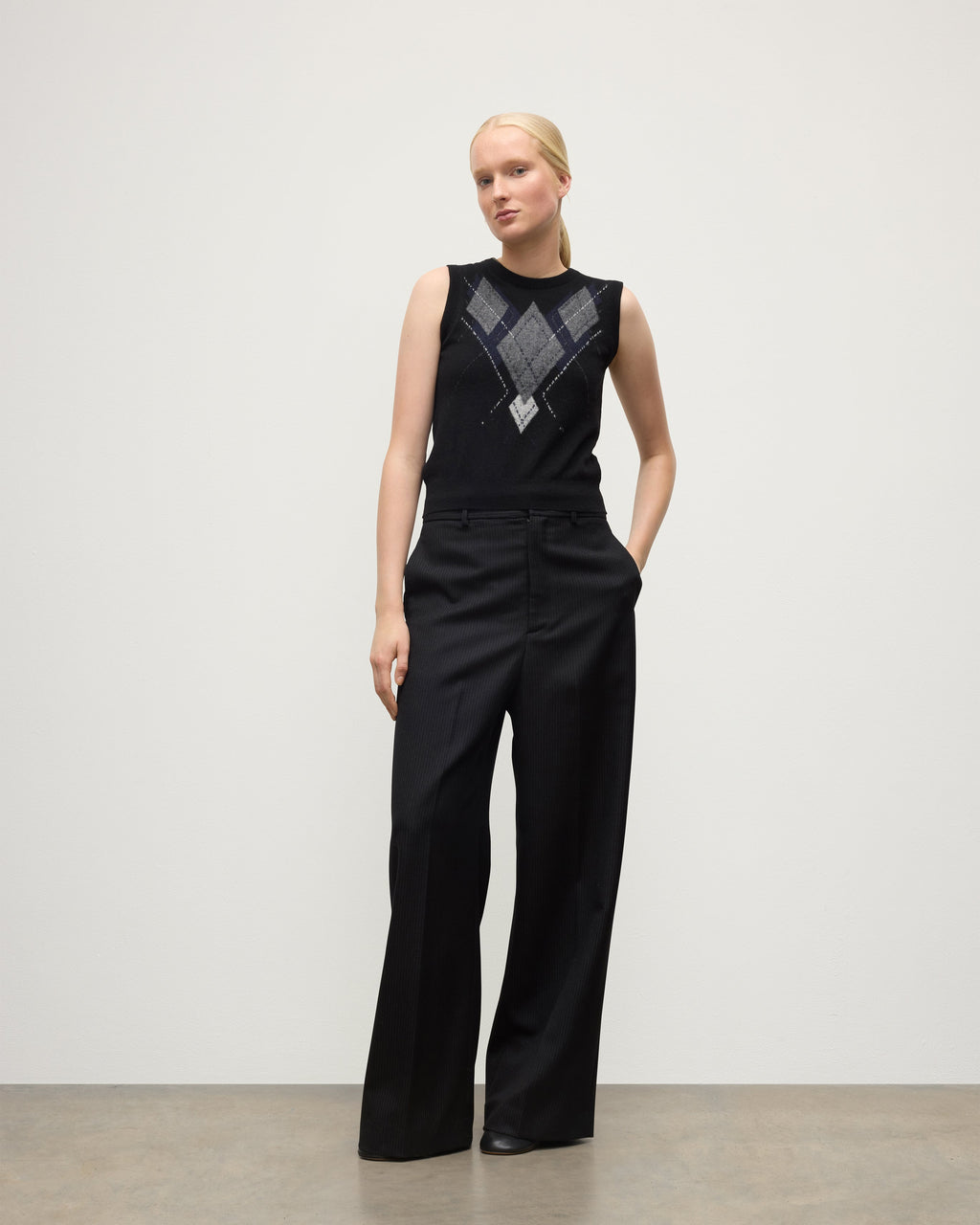 Johnstons of Elgin - Le Jabots Black Cashmere Tank