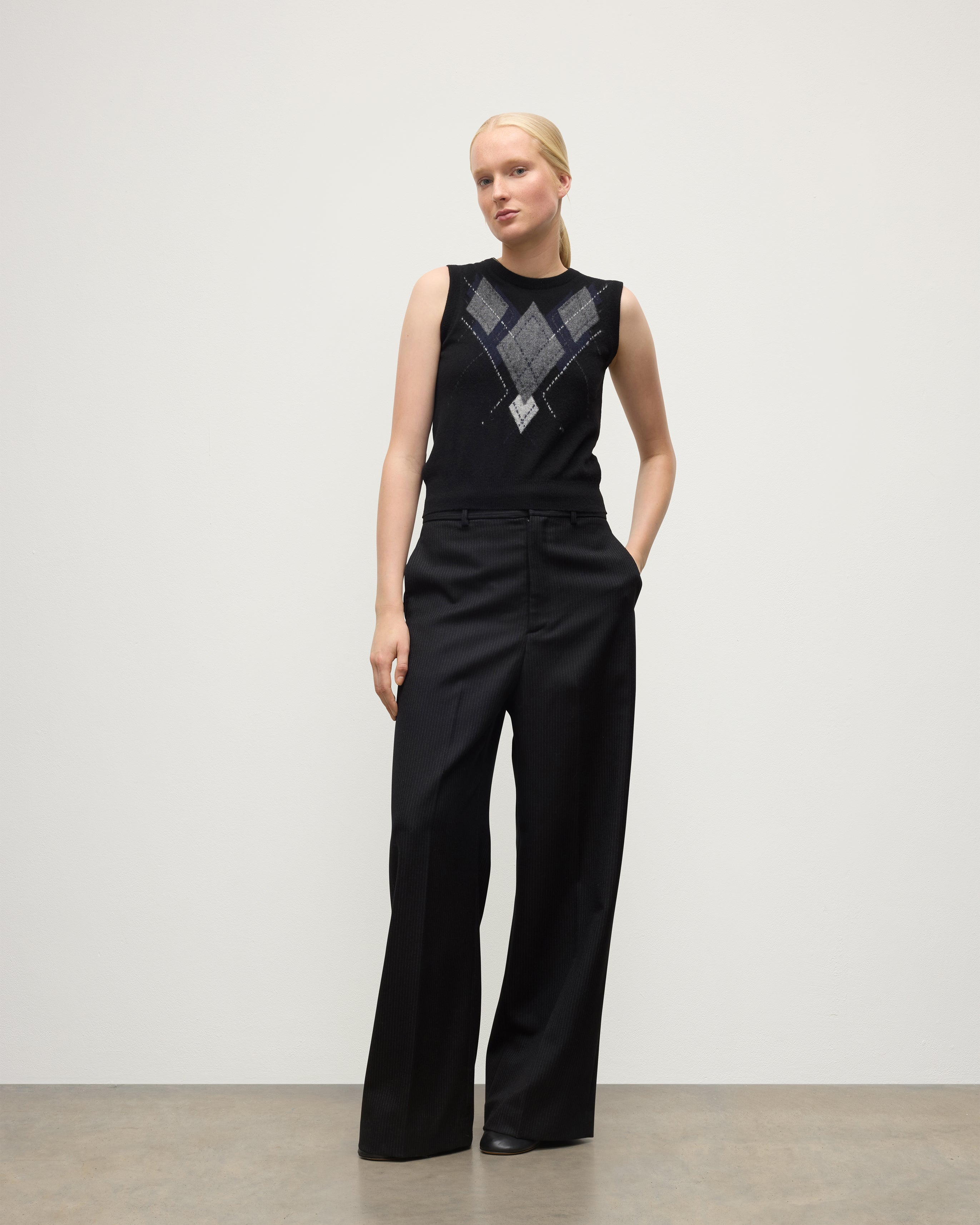 Johnstons of Elgin - Le Jabots Black Cashmere Tank