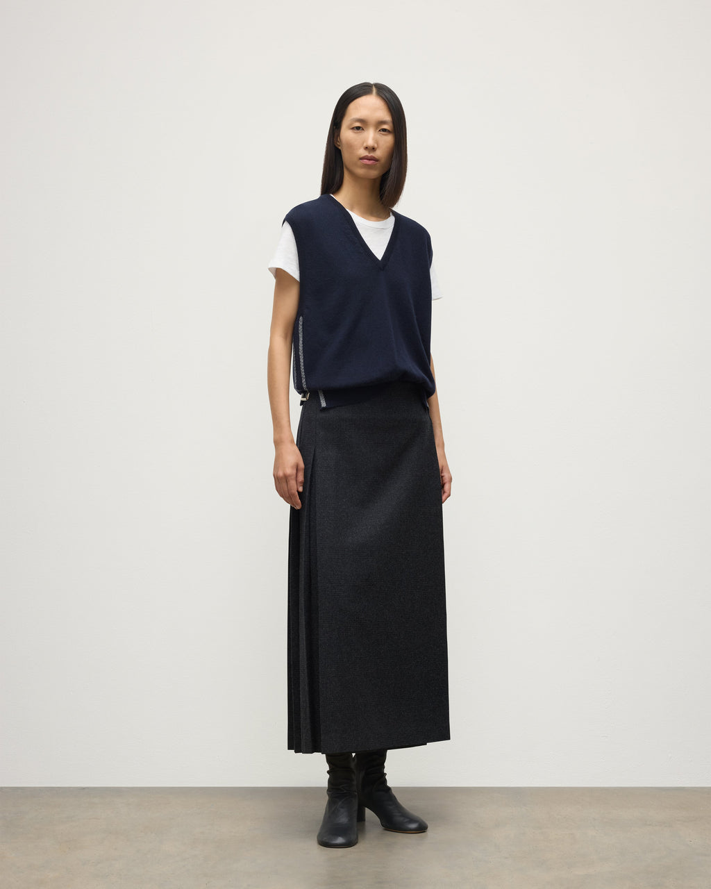Johnstons of Elgin - Tilda Dark Navy Cashmere Tank