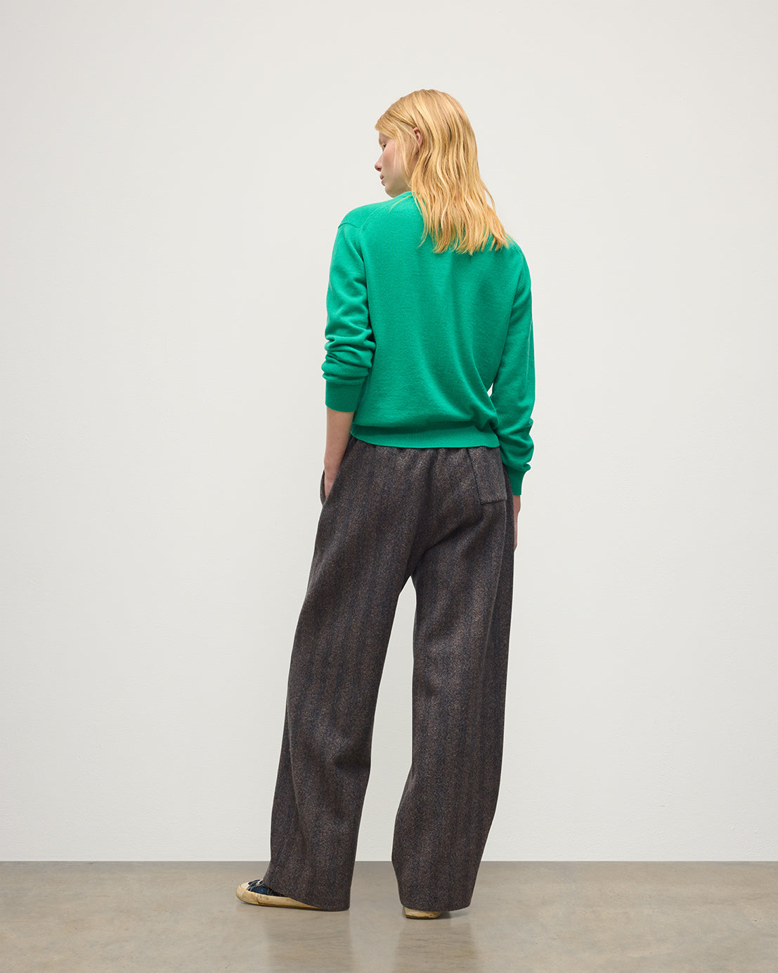 Johnstons of Elgin - Lunan Classic Bright Green Cashmere Crew Jumper