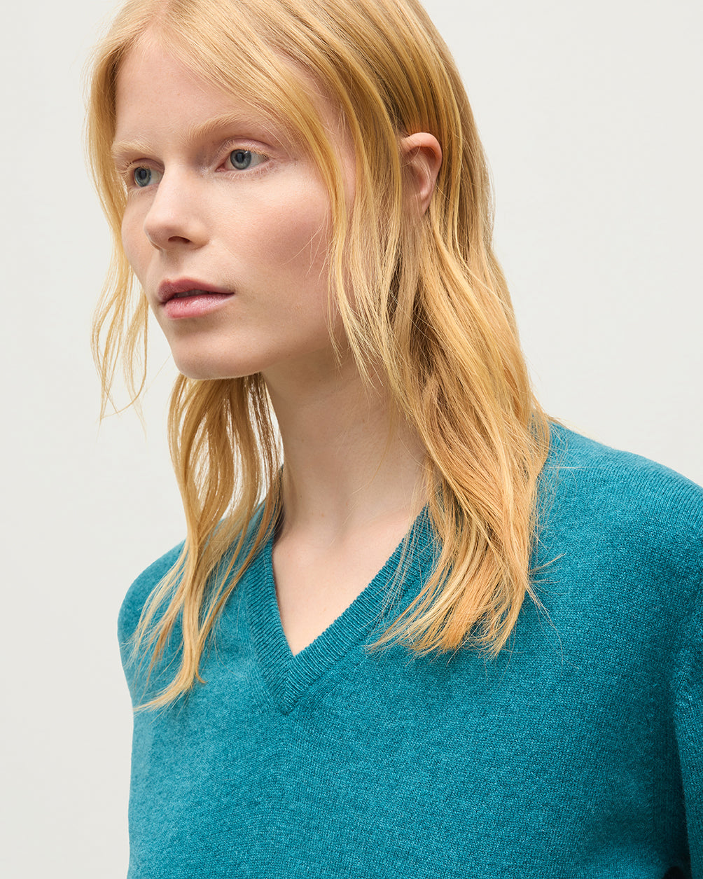 Johnstons of Elgin - Lunan Classic Green Cashmere V Neck Jumper