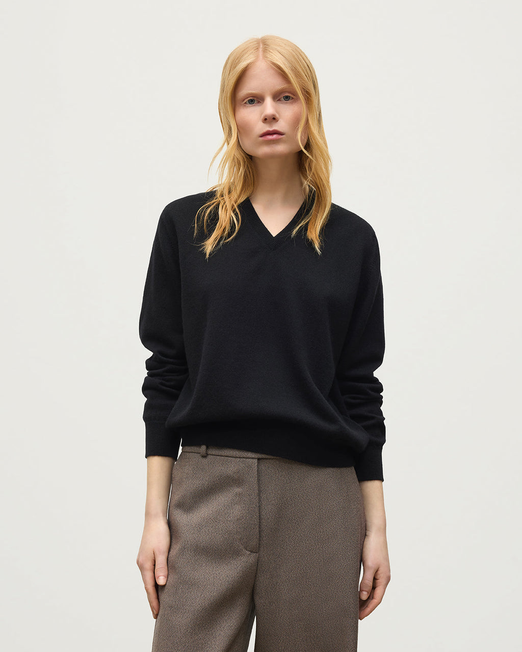 Johnstons of Elgin - Lunan Classic Black Cashmere V Neck Jumper