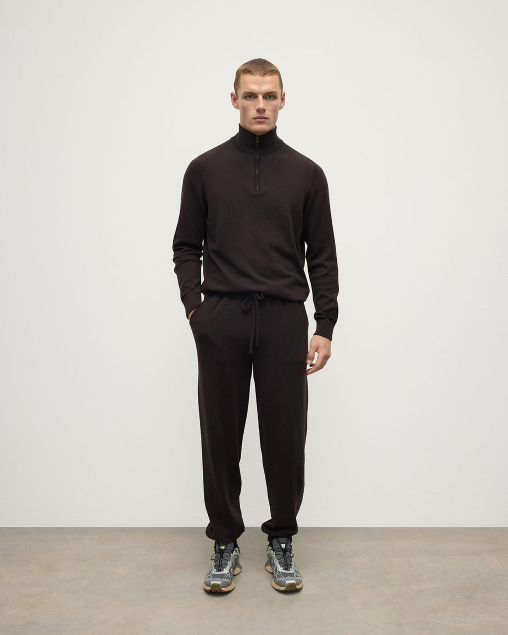 Johnstons of Elgin - Tapered Cashmere Dark Brown Joggers