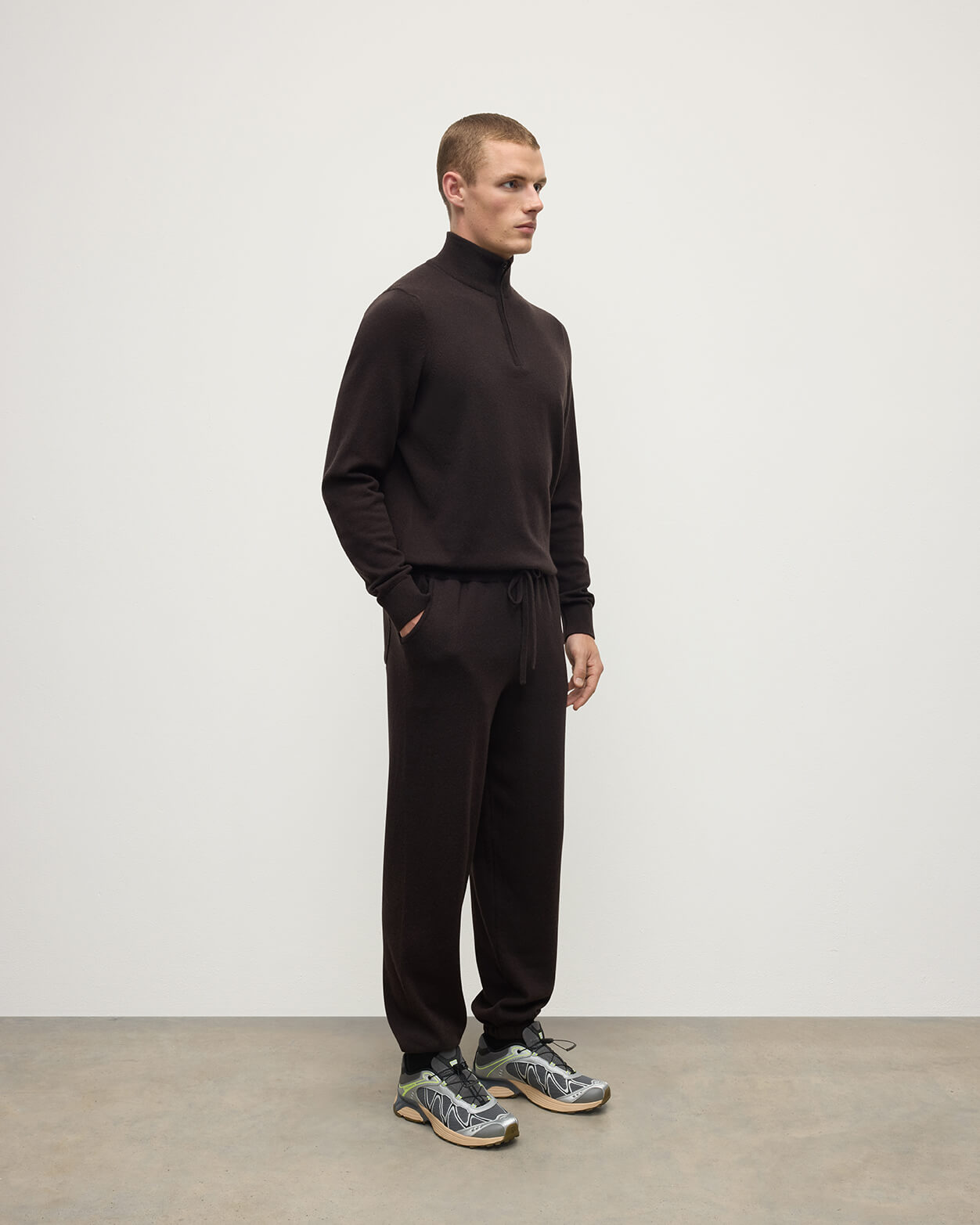 Johnstons of Elgin - Tapered Cashmere Dark Brown Joggers