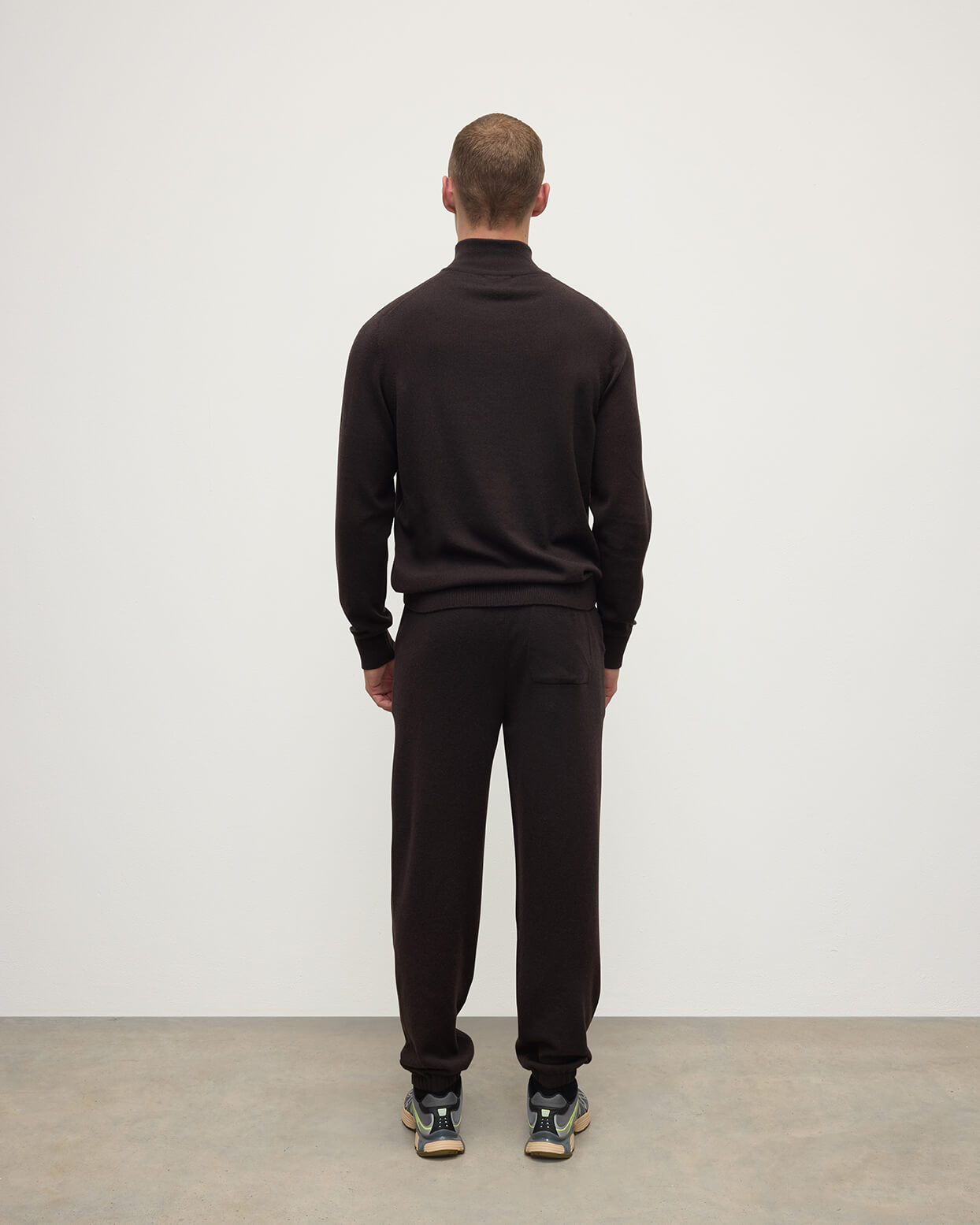 Johnstons of Elgin - Tapered Cashmere Dark Brown Joggers