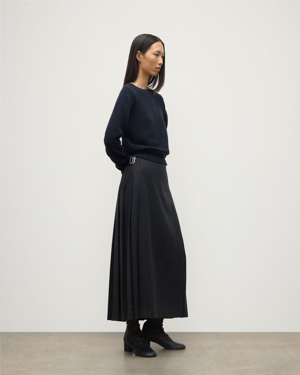 Johnstons of Elgin - Le Kilt | Johnstons of Elgin Dark Grey Long Kilt