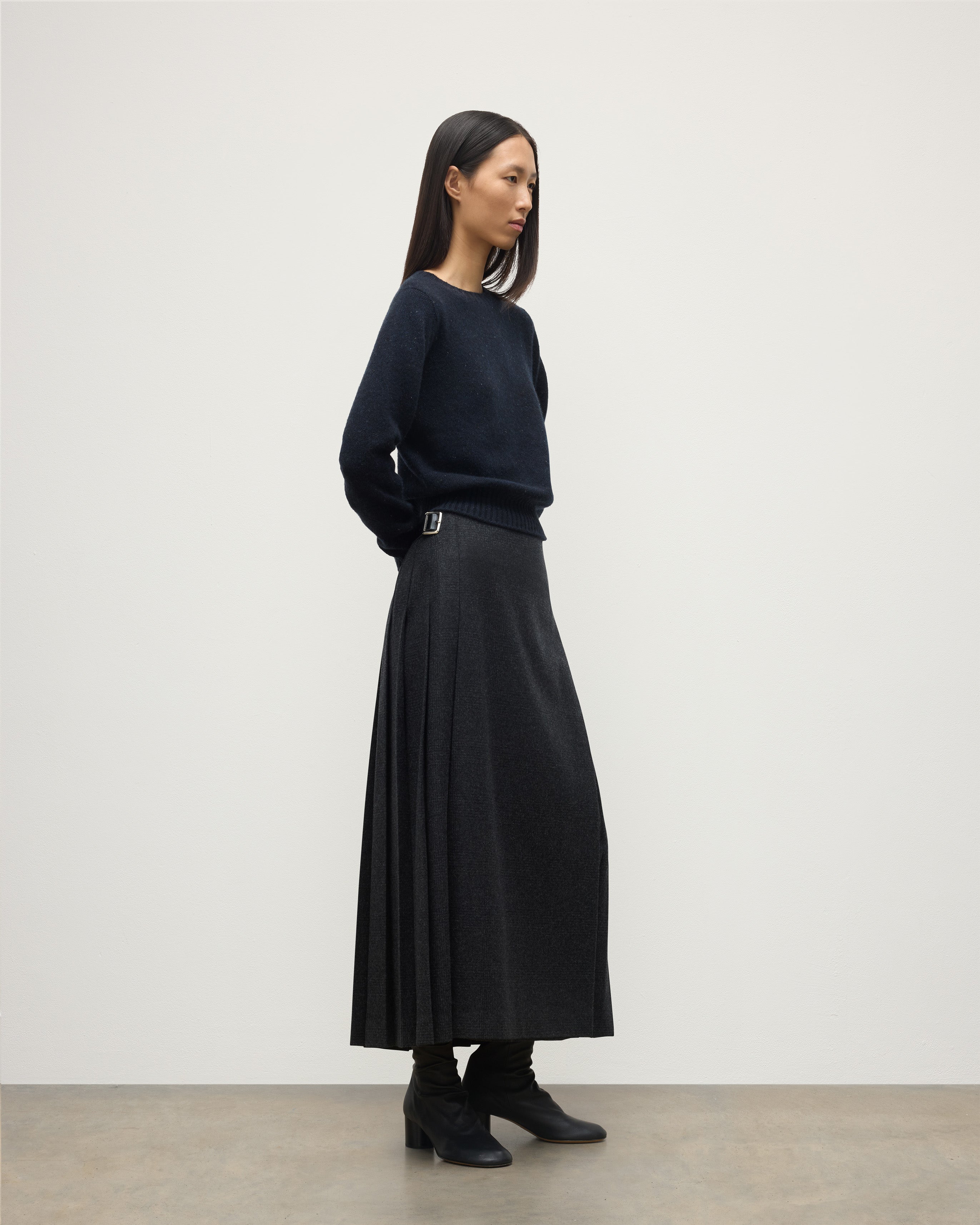 Johnstons of Elgin - Le Kilt | Johnstons of Elgin Dark Grey Long Kilt