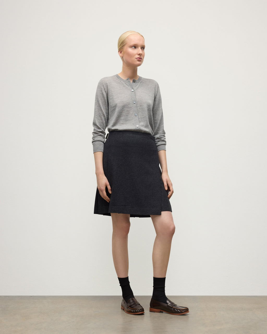 Johnstons of Elgin - Le Kilt | Johnstons of Elgin Dark Grey Kilt