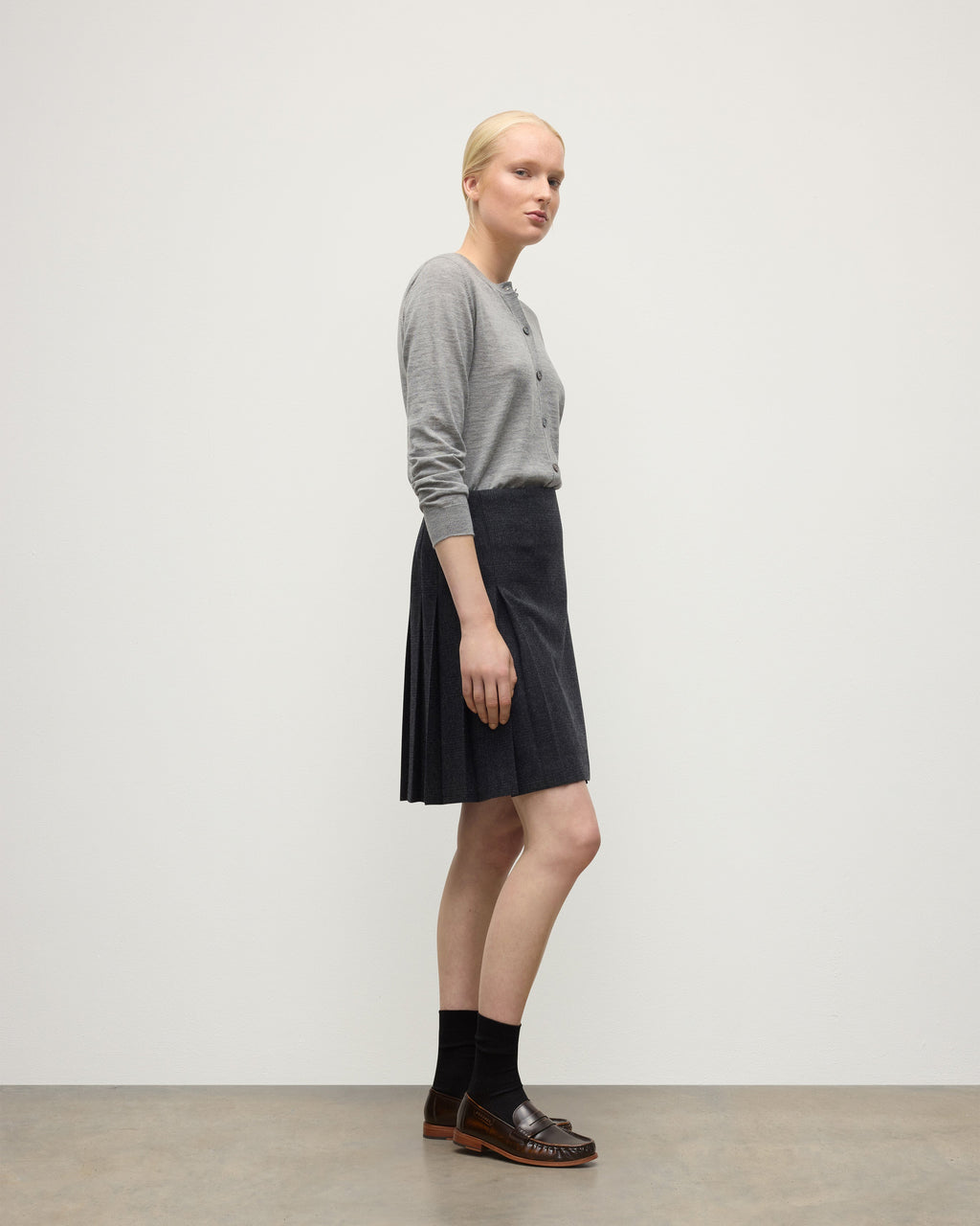 Johnstons of Elgin - Le Kilt | Johnstons of Elgin Dark Grey Kilt