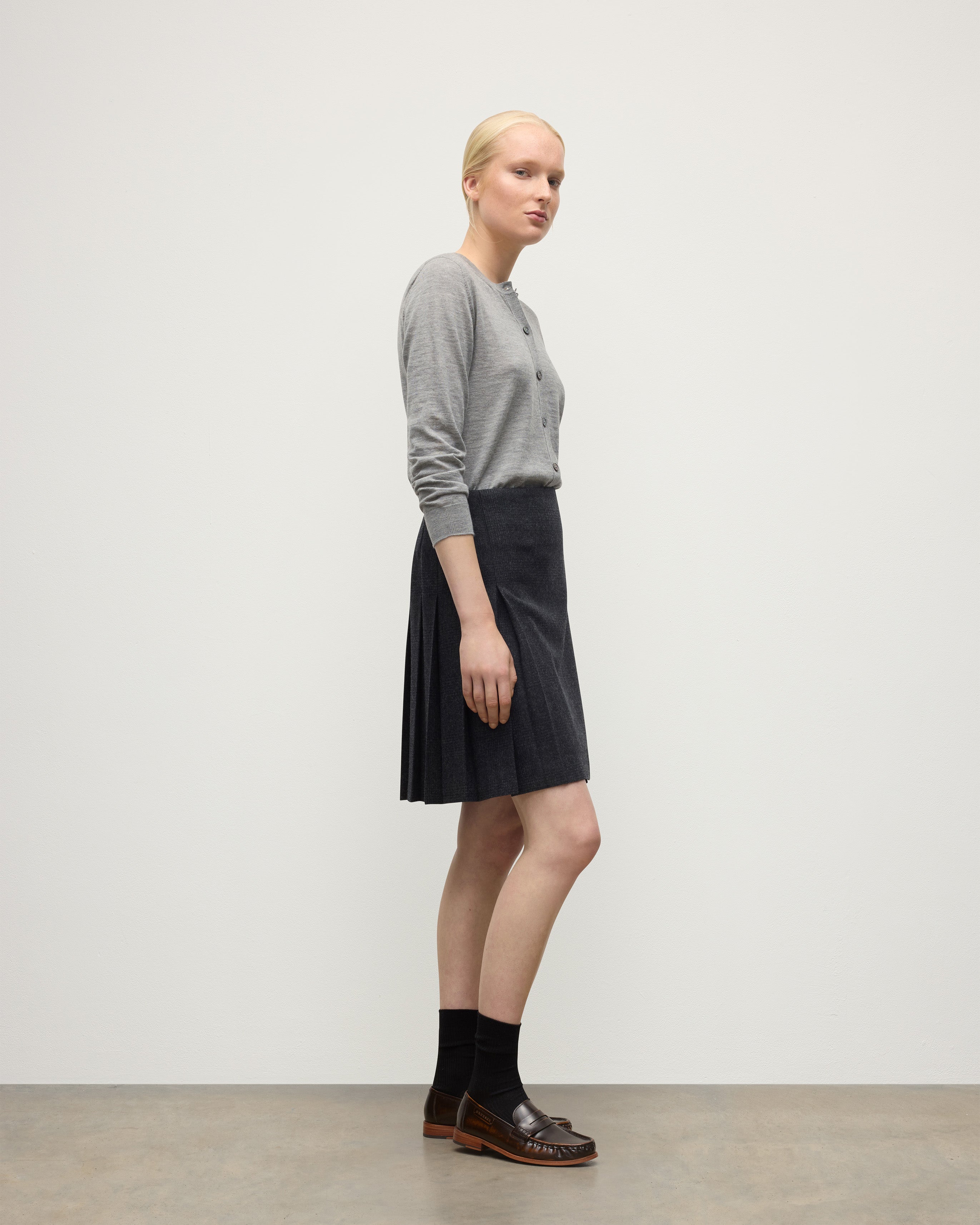 Johnstons of Elgin - Le Kilt | Johnstons of Elgin Dark Grey Kilt