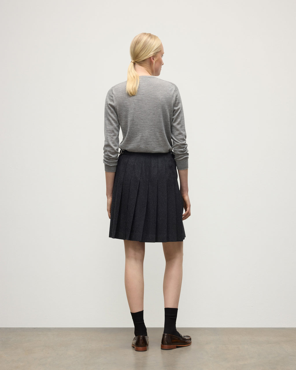 Johnstons of Elgin - Le Kilt | Johnstons of Elgin Dark Grey Kilt