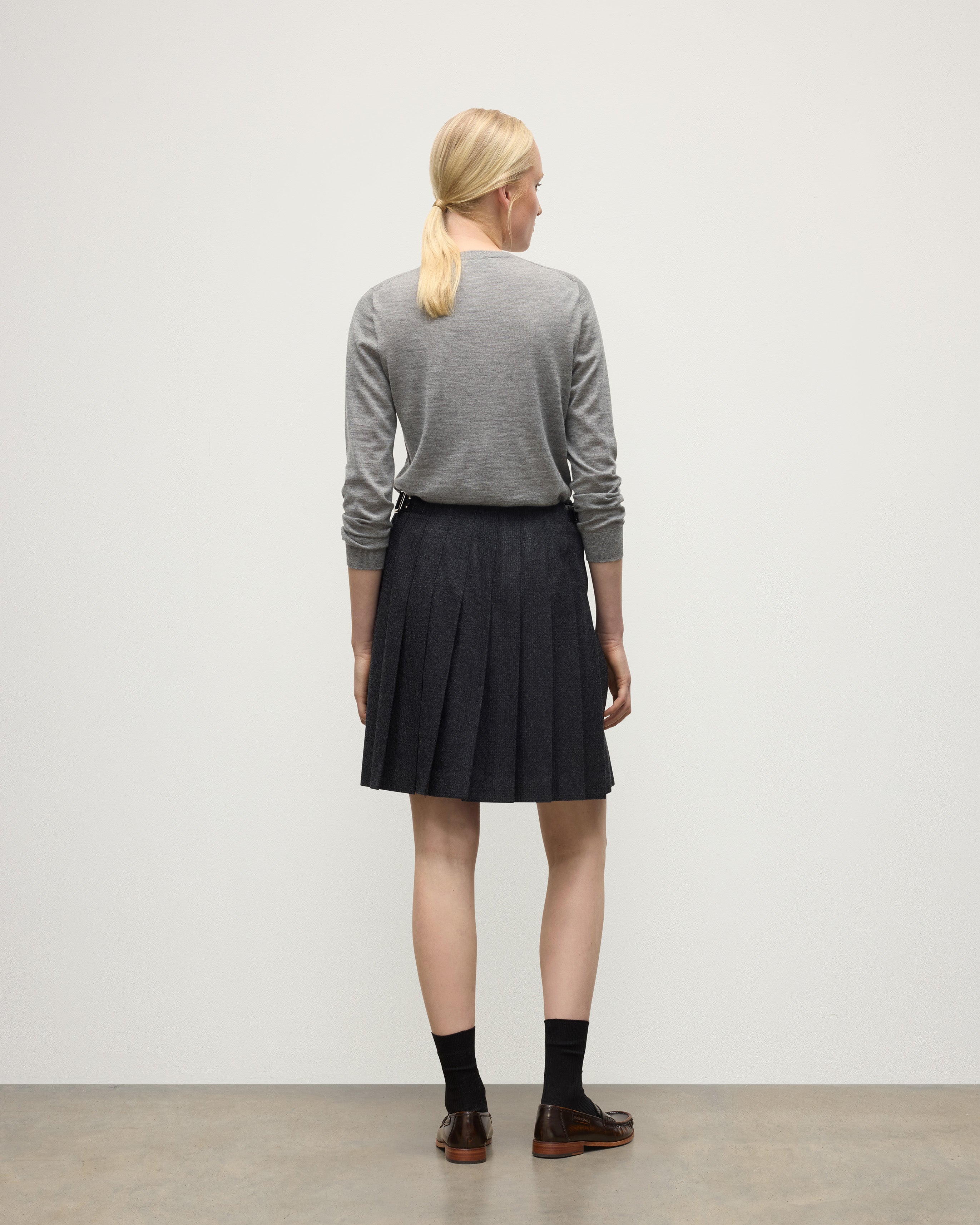 Johnstons of Elgin - Le Kilt | Johnstons of Elgin Dark Grey Kilt