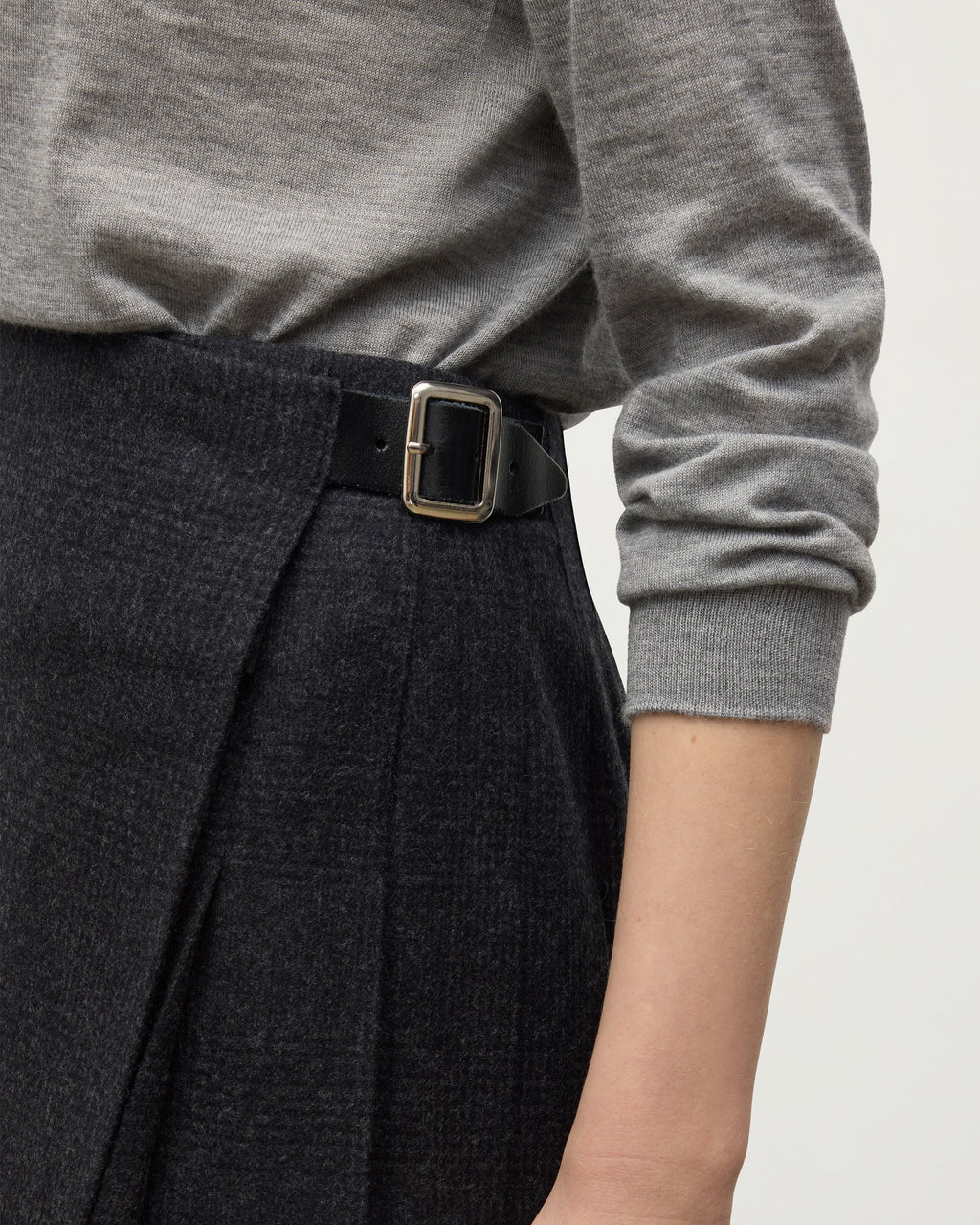 Johnstons of Elgin - Le Kilt | Johnstons of Elgin Dark Grey Kilt