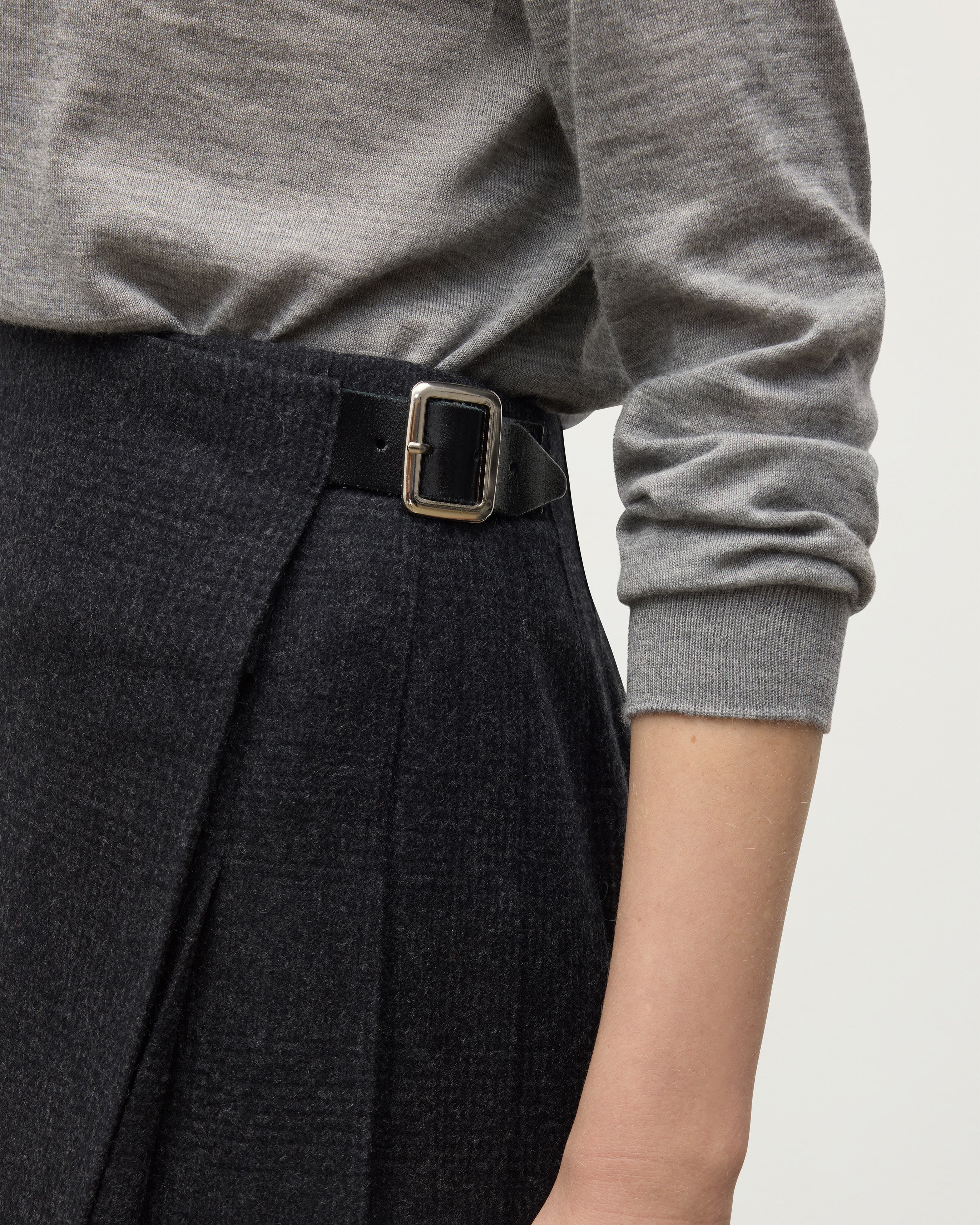 Johnstons of Elgin - Le Kilt | Johnstons of Elgin Dark Grey Kilt