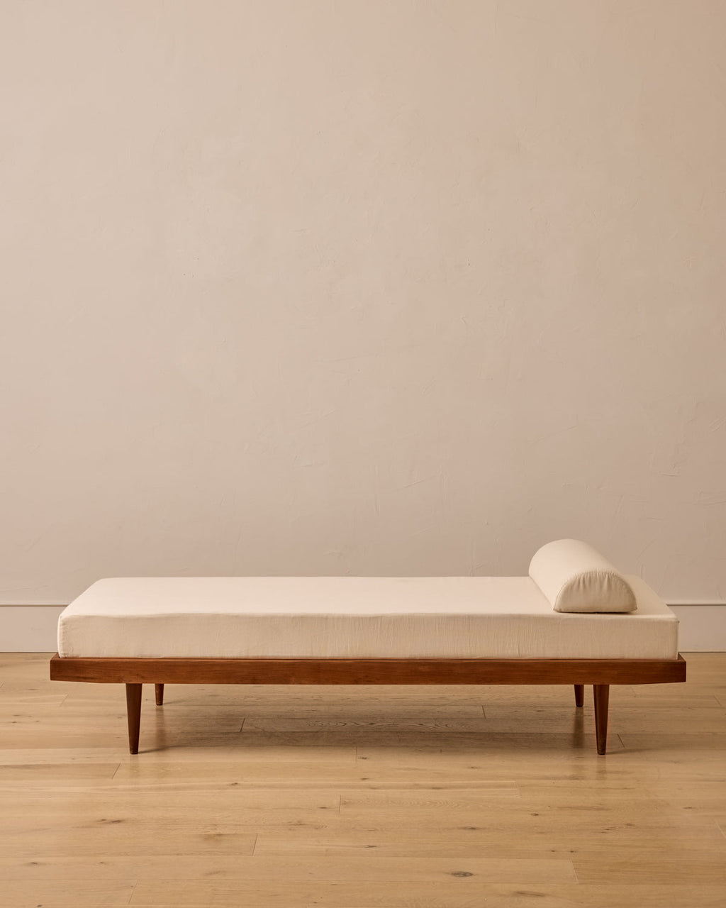 Lostine - Teak Daybed with Tapered Legs