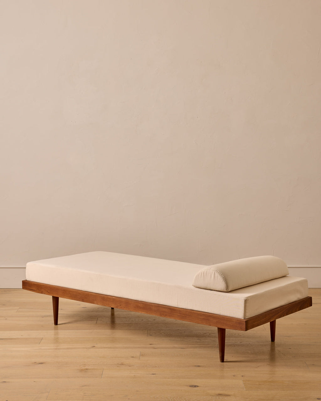 Lostine - Teak Daybed with Tapered Legs