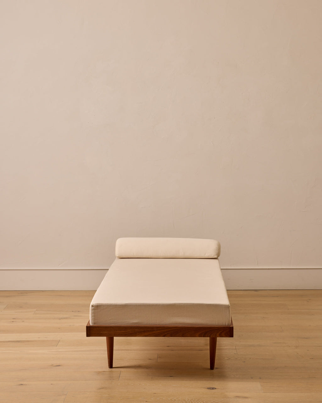 Lostine - Teak Daybed with Tapered Legs