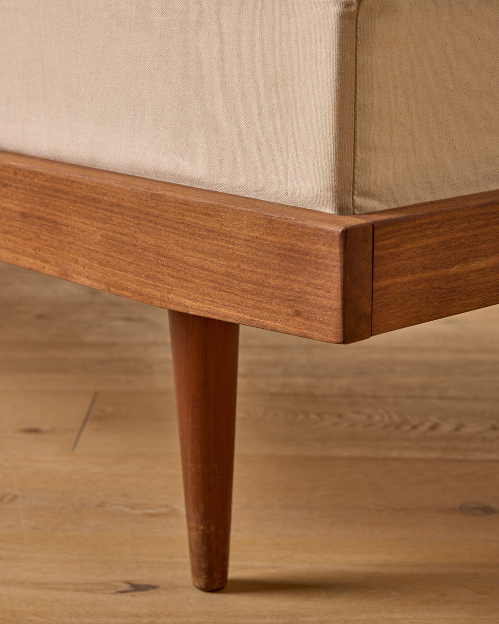 Lostine - Teak Daybed with Tapered Legs