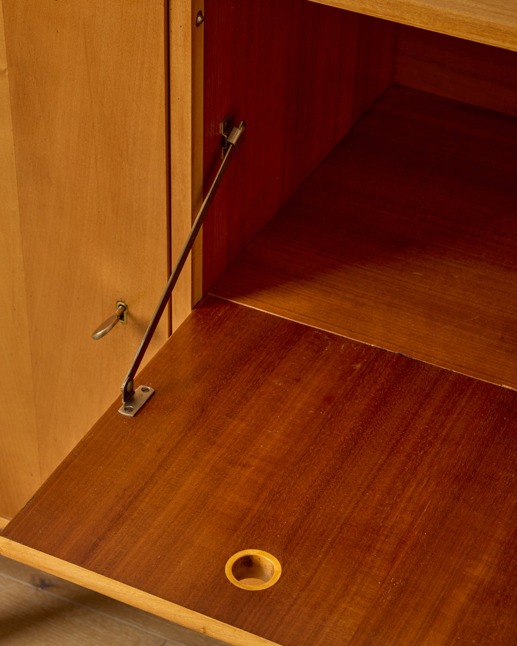 Lostine - Sideboard by Cor Alons