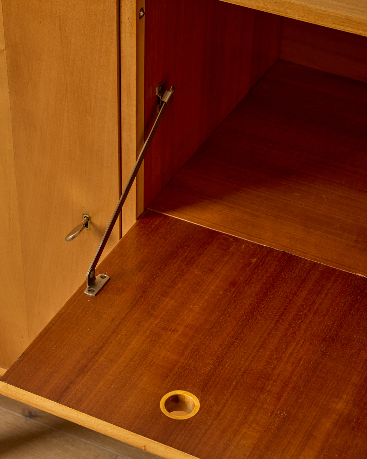 Lostine - Sideboard by Cor Alons
