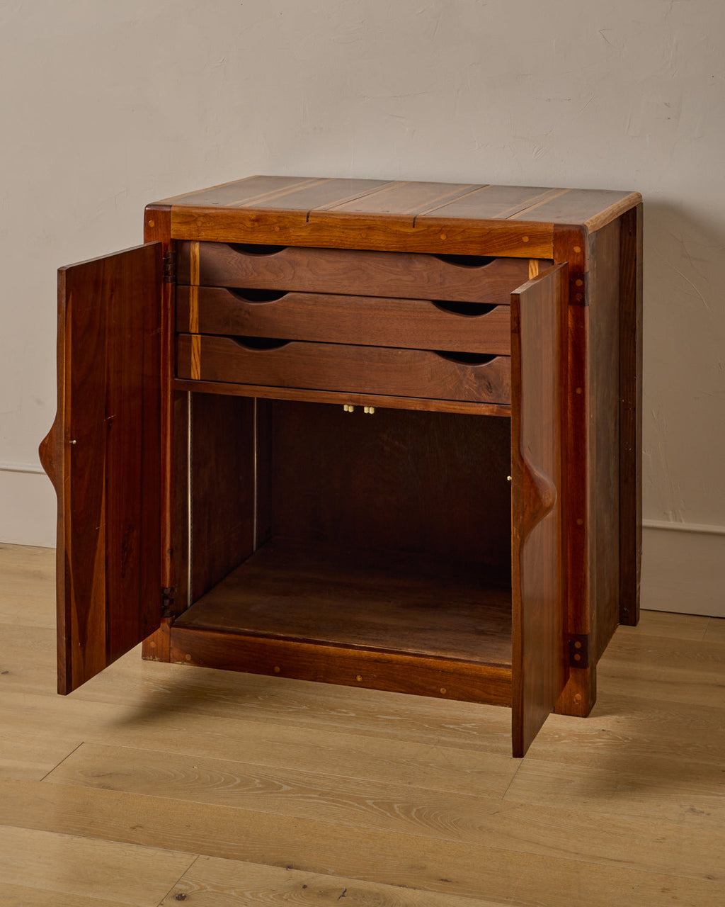 Lostine - Brazilian Cabinet