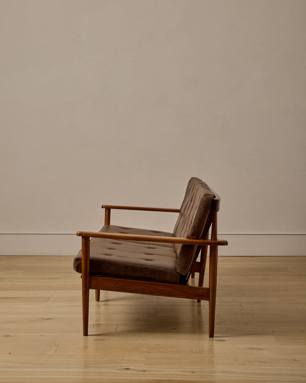 Lostine - Mid - Century Tufted Leather Sofa