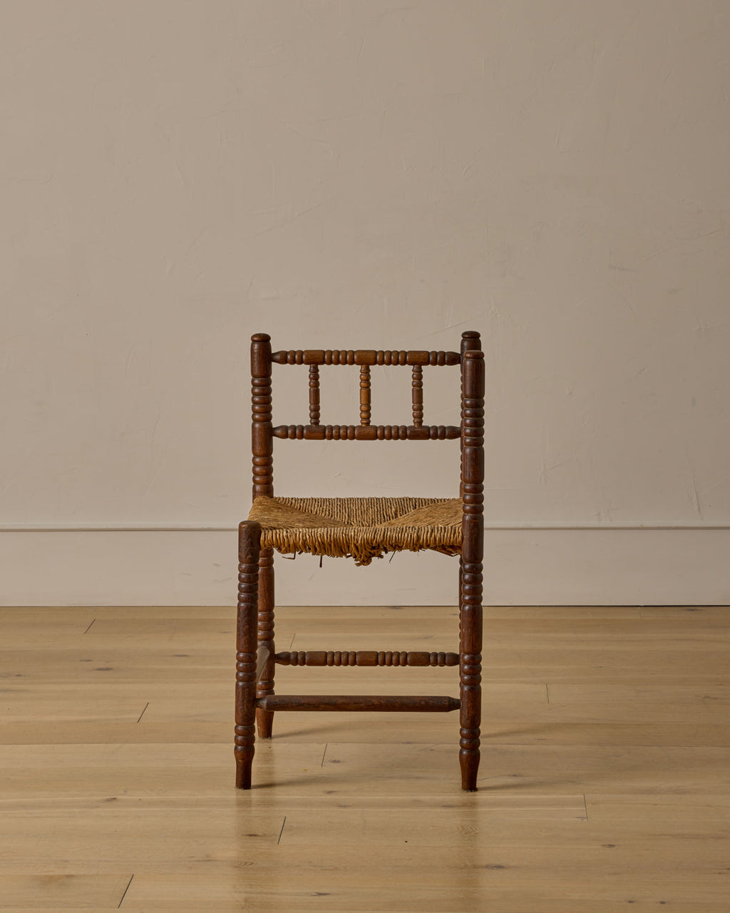Lostine - Corner Carved Bobbin Chair