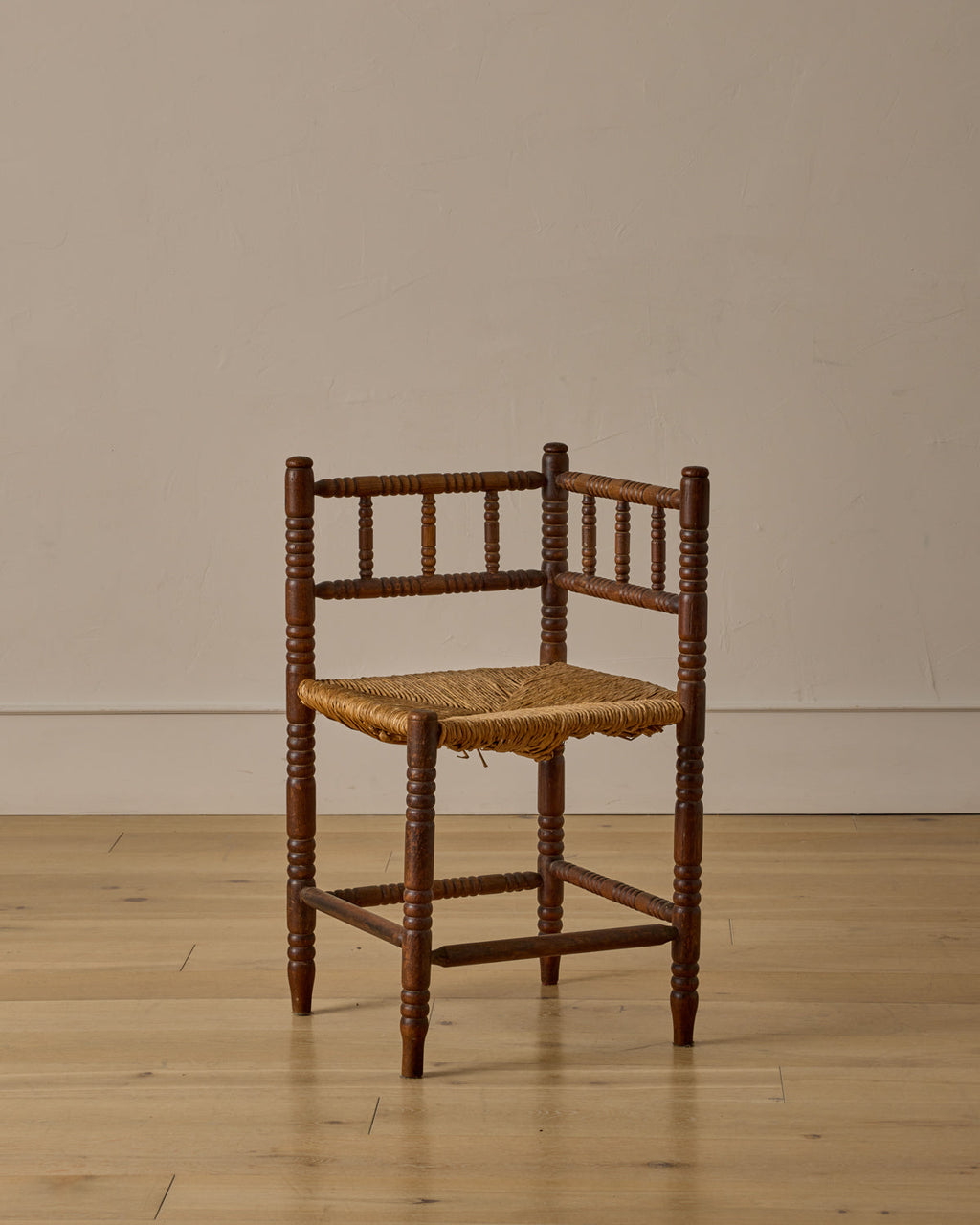 Lostine - Corner Carved Bobbin Chair