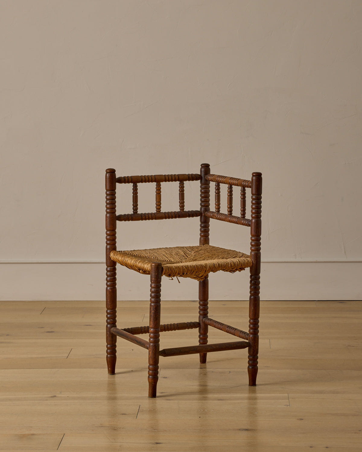 Lostine - Corner Carved Bobbin Chair