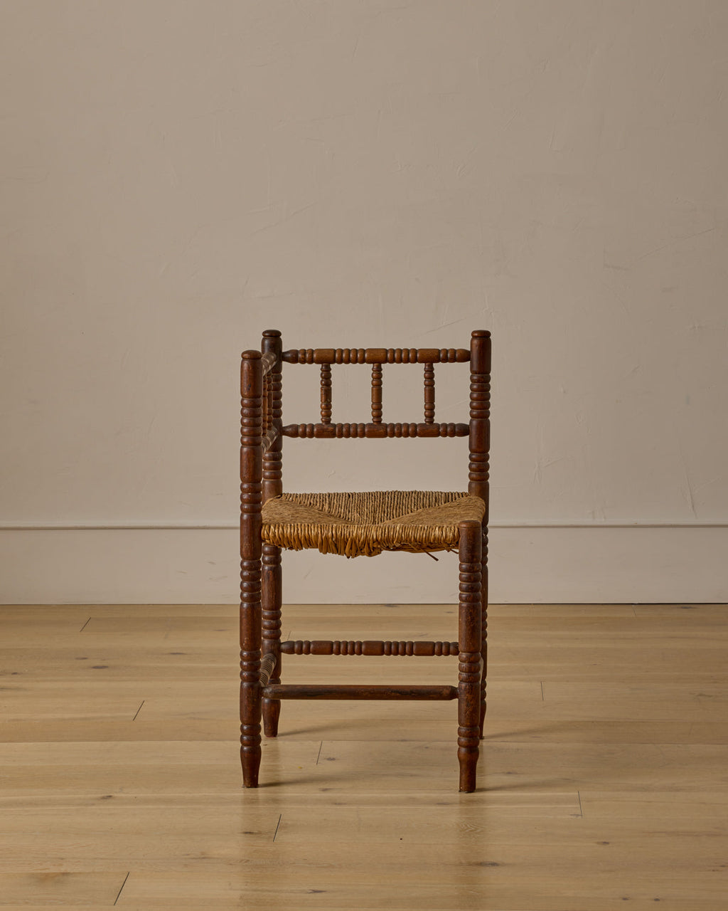 Lostine - Corner Carved Bobbin Chair