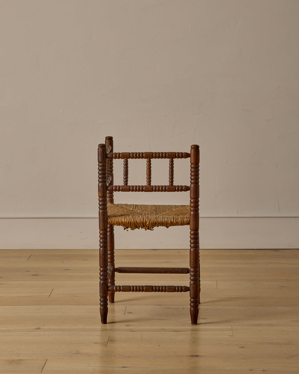 Lostine - Corner Carved Bobbin Chair