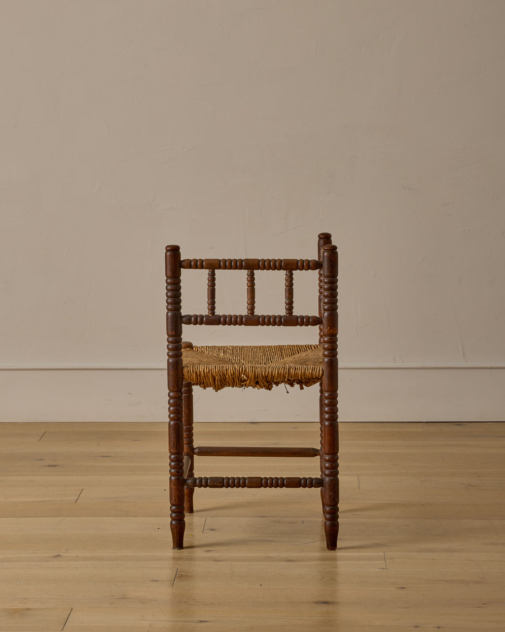 Lostine - Corner Carved Bobbin Chair