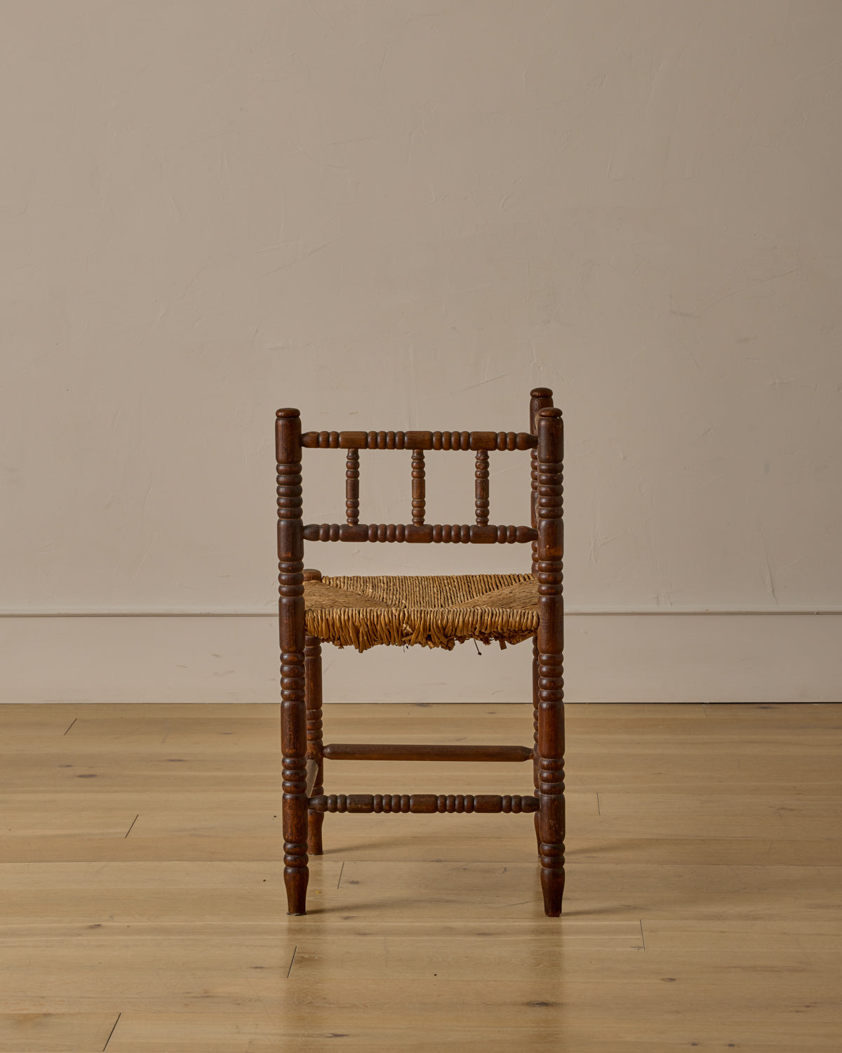 Lostine - Corner Carved Bobbin Chair