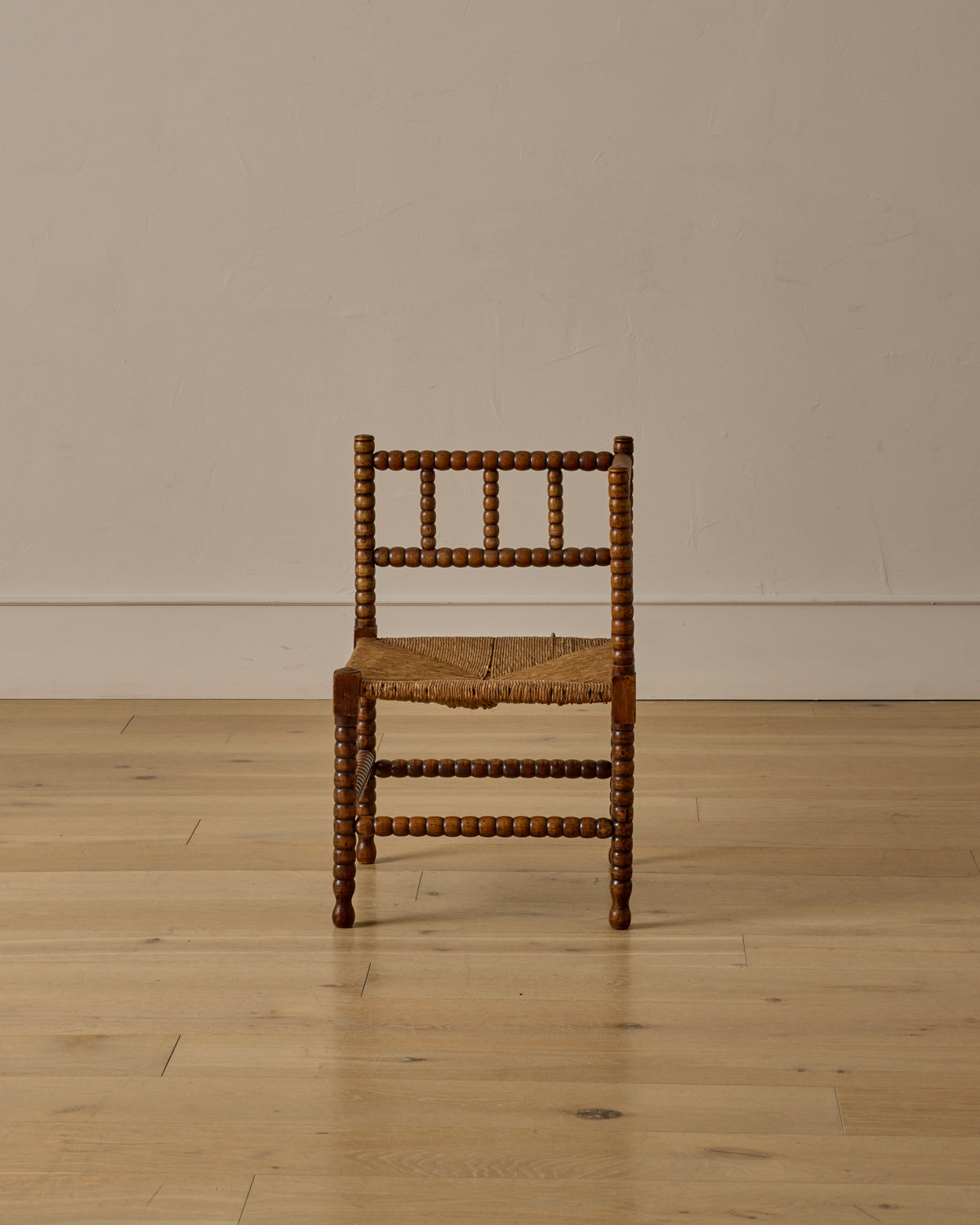 Lostine - Corner Rounded Bobbin Chair