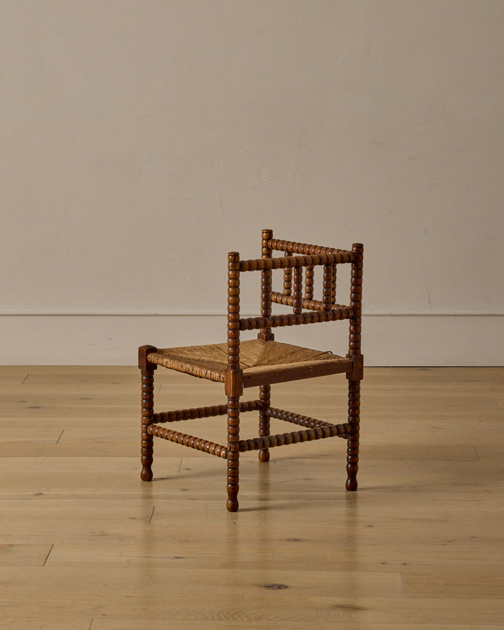 Lostine - Corner Rounded Bobbin Chair