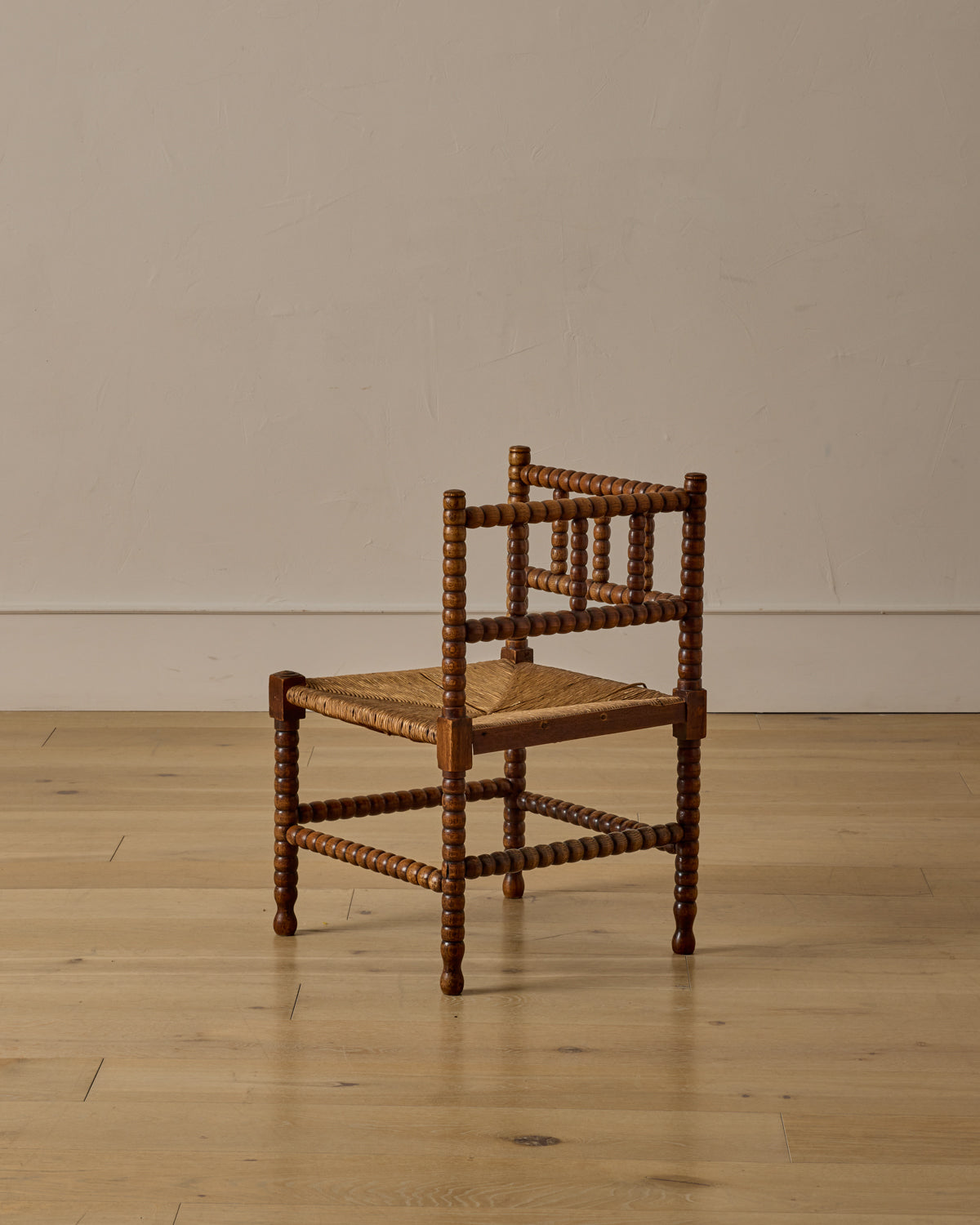 Lostine - Corner Rounded Bobbin Chair