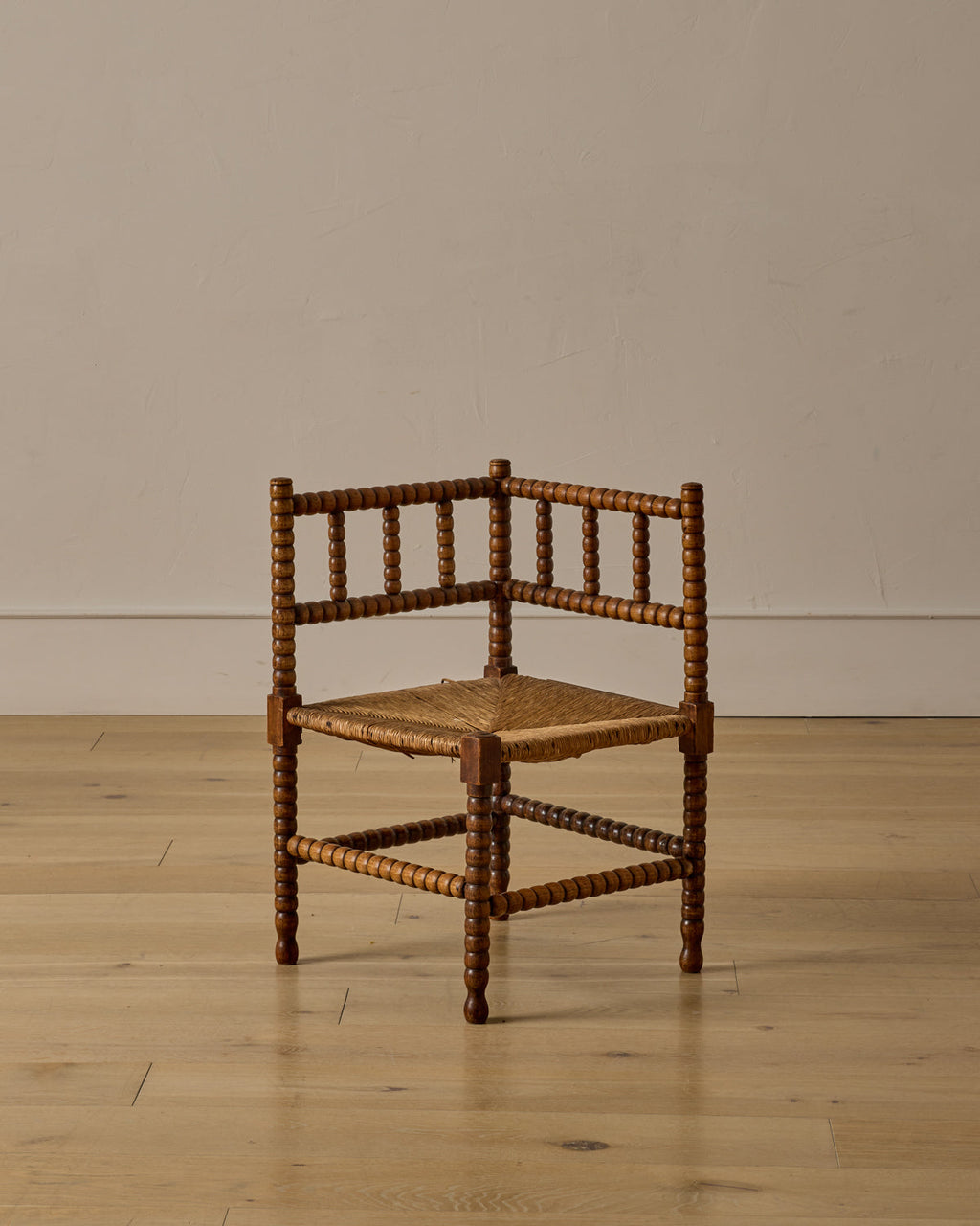 Lostine - Corner Rounded Bobbin Chair